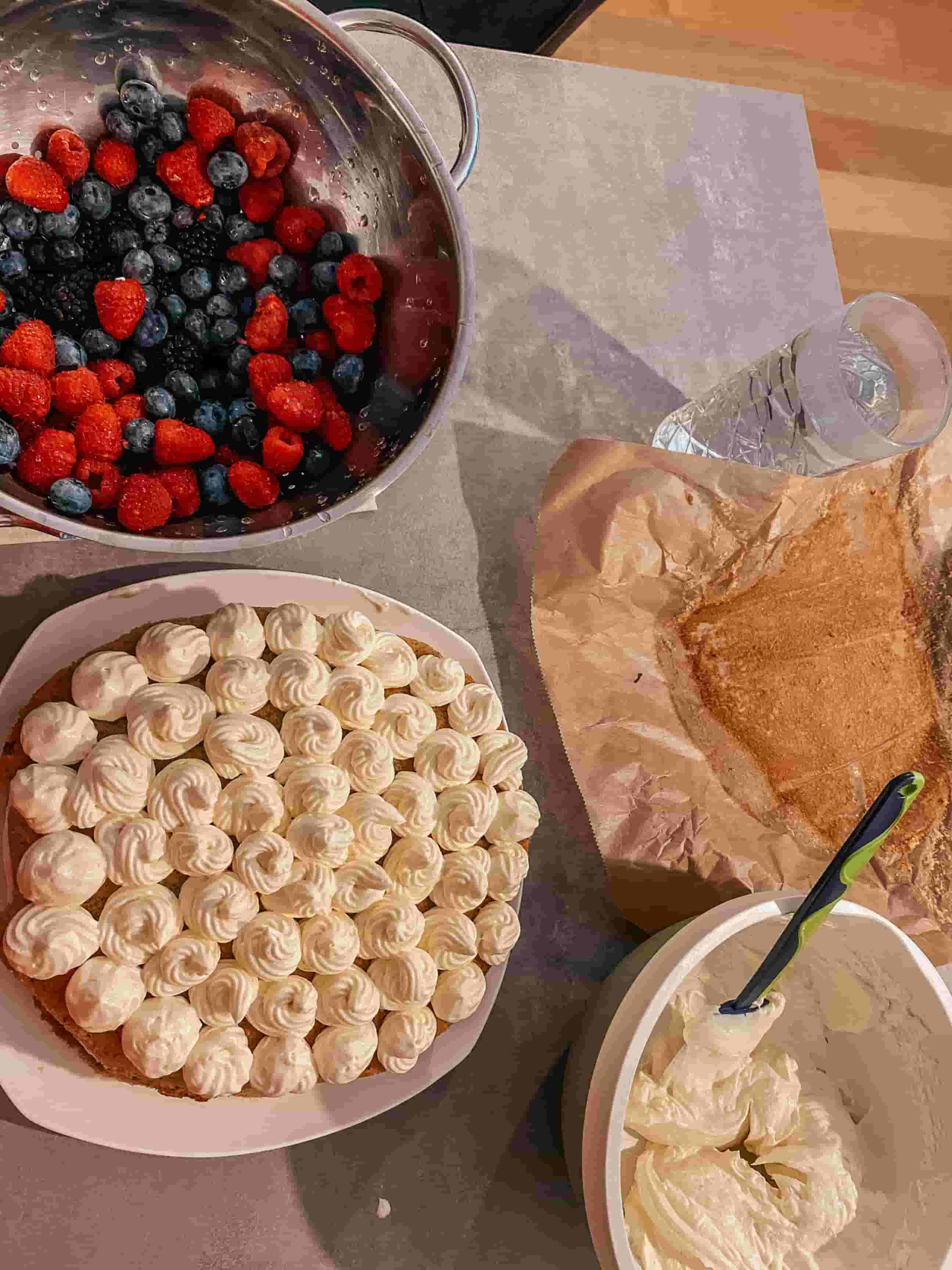 Tort śmietankowy z owocami leśnymi Recipe Image