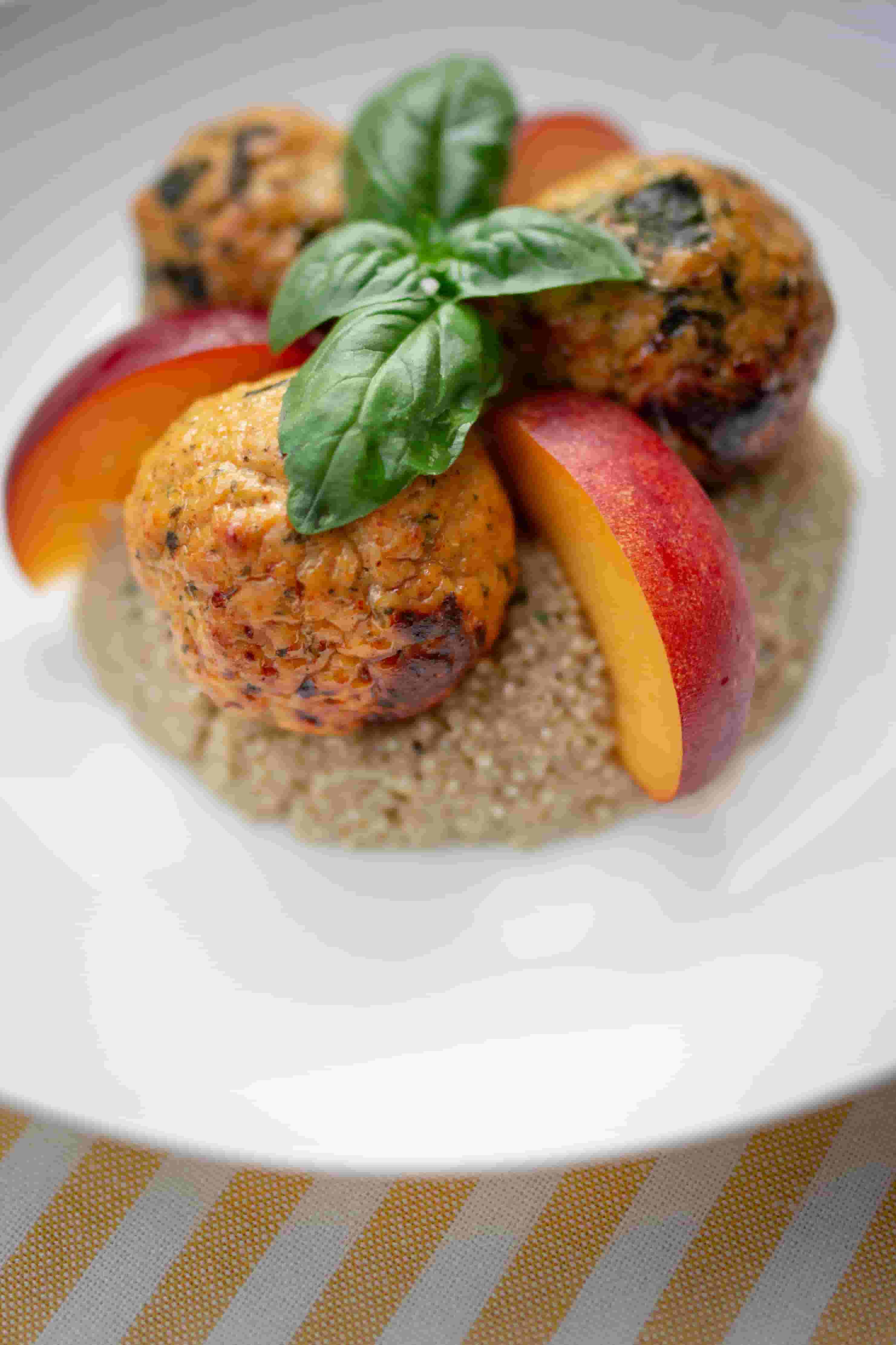 Boulettes de poulet avec quinoa aux herbes et pêches Recipe Image