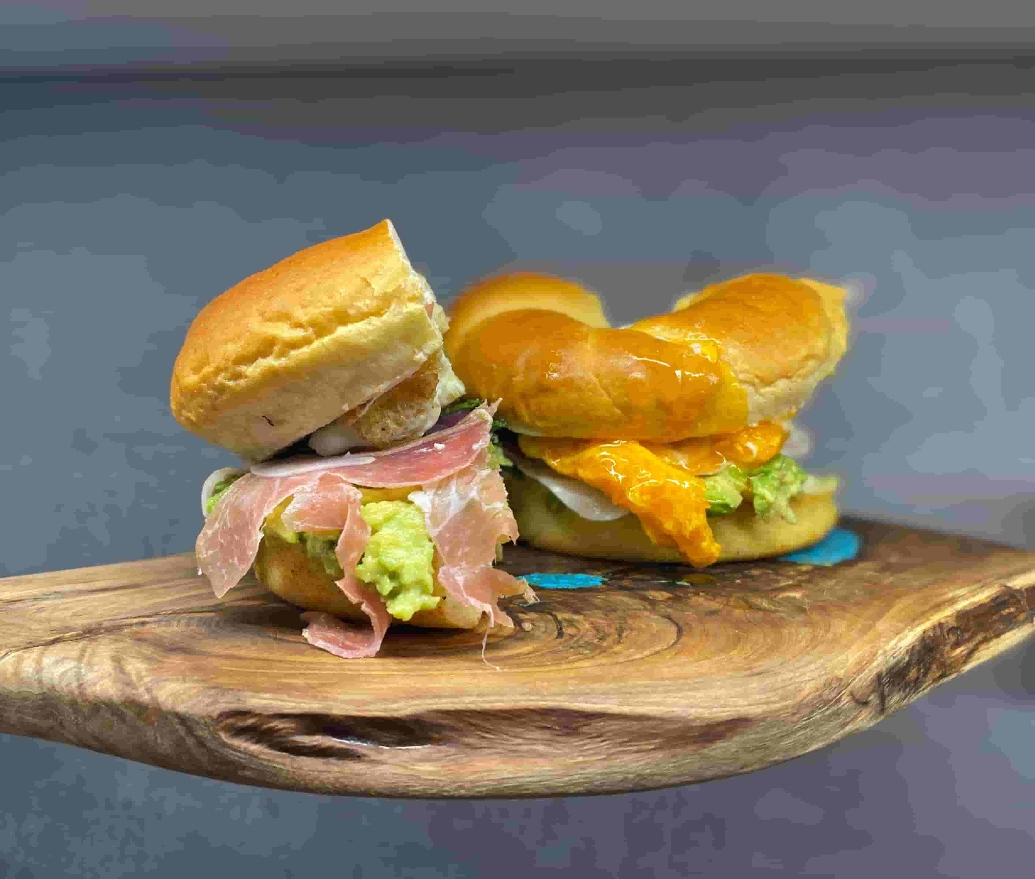 Prosciutto Bagel mit Avocado-Mousse Recipe Image