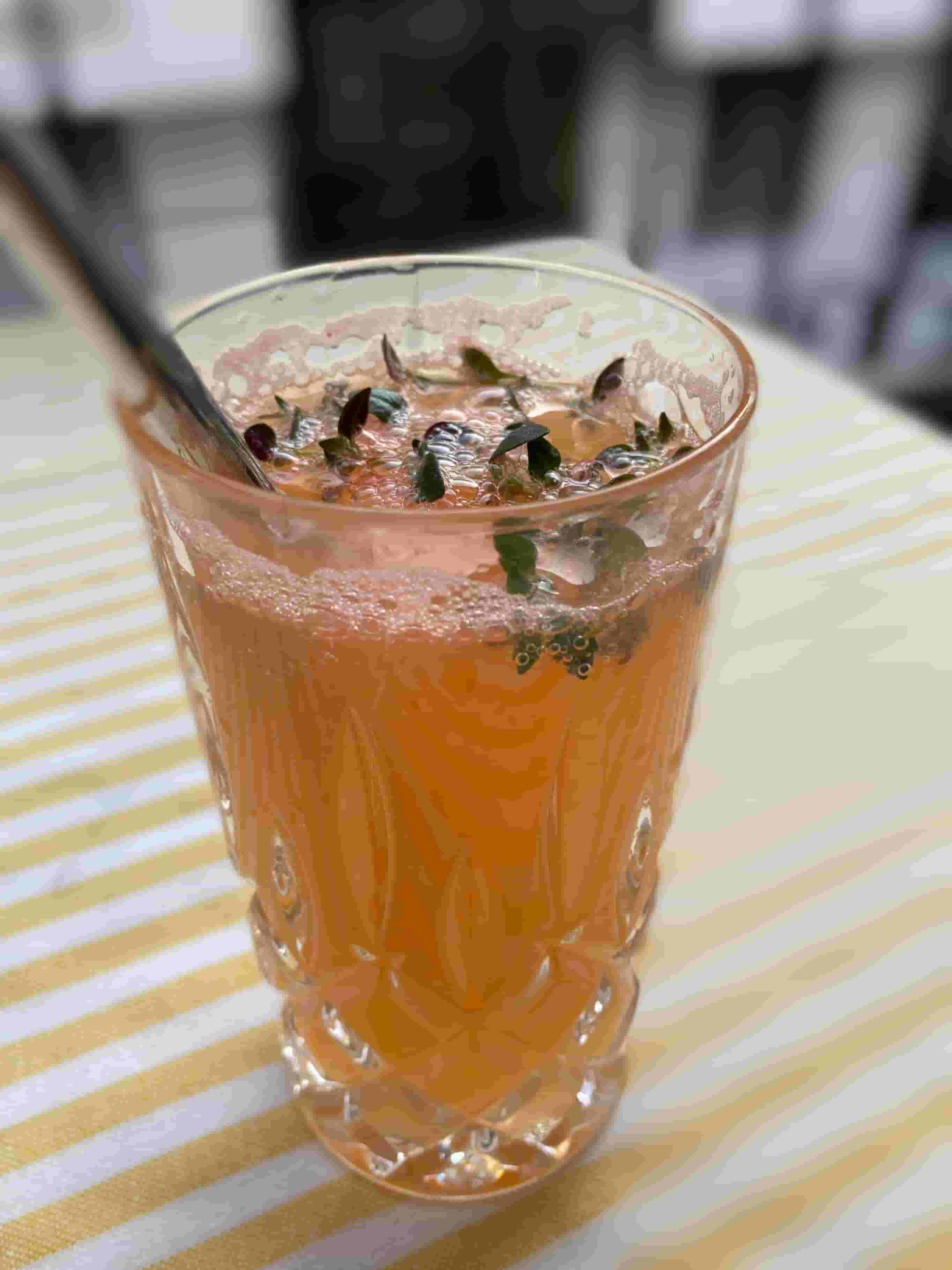 Освежаващ моктейл с лимон и мащерка Recipe Image