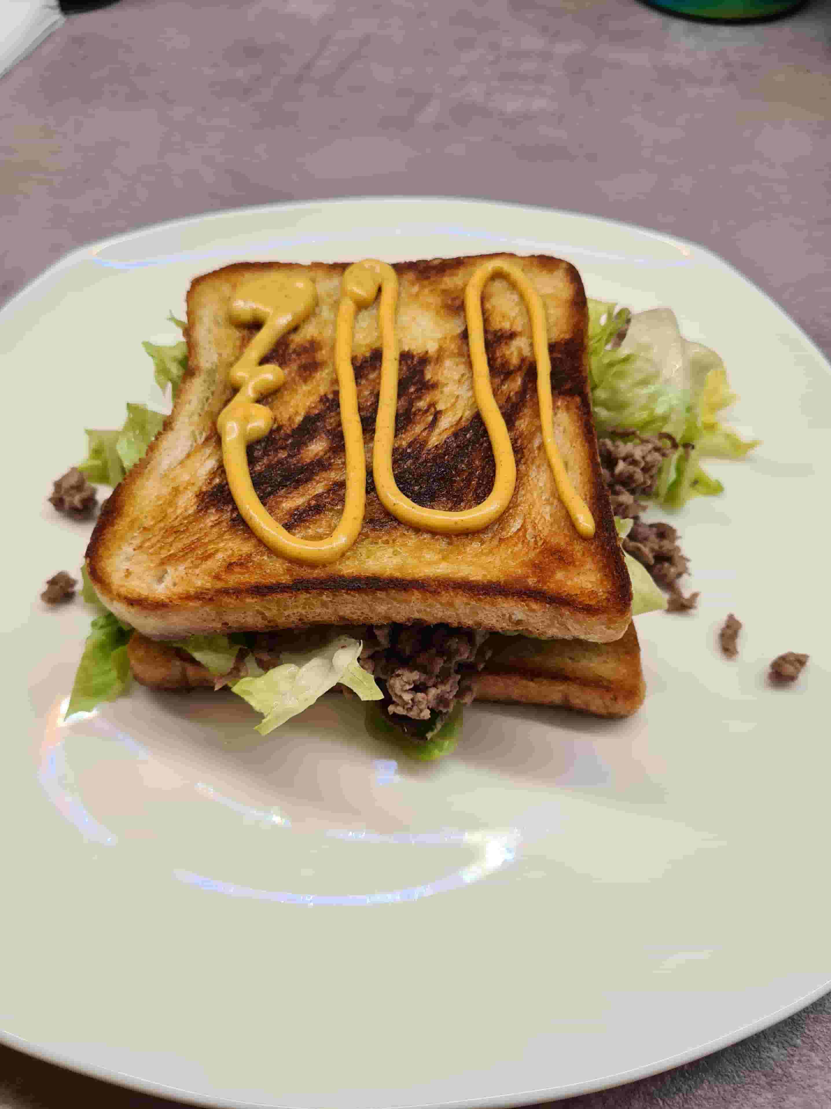 Sándwich de Carne Picada y Lechuga con Salsa de Curry Recipe Image