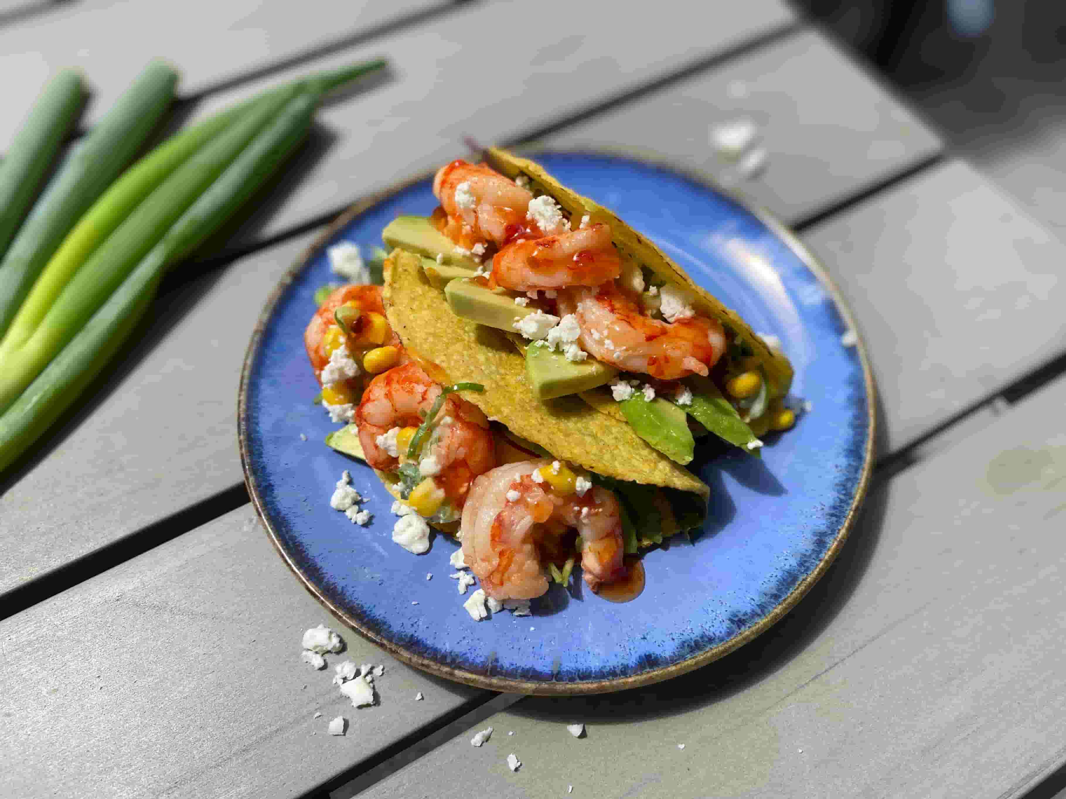 Такоси със скариди, царевична салата и сладък чили сос Recipe Image