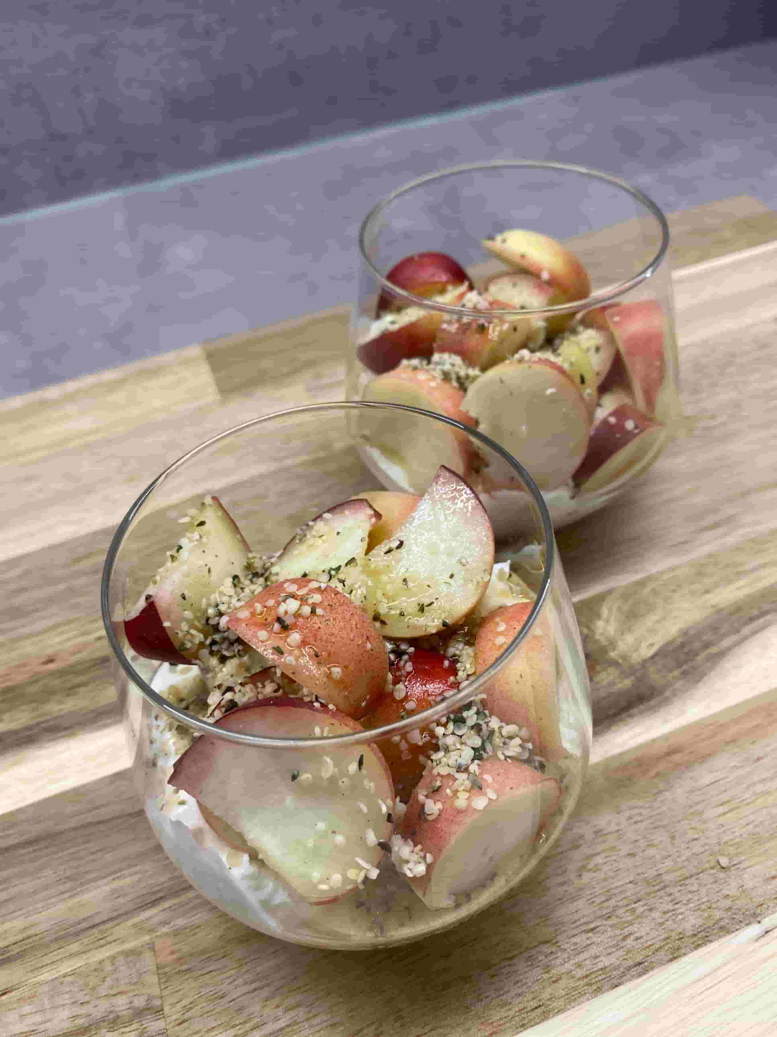 Schneller & gesunder Pfirsich-Joghurt-Snack mit Hanfsamen Recipe Image