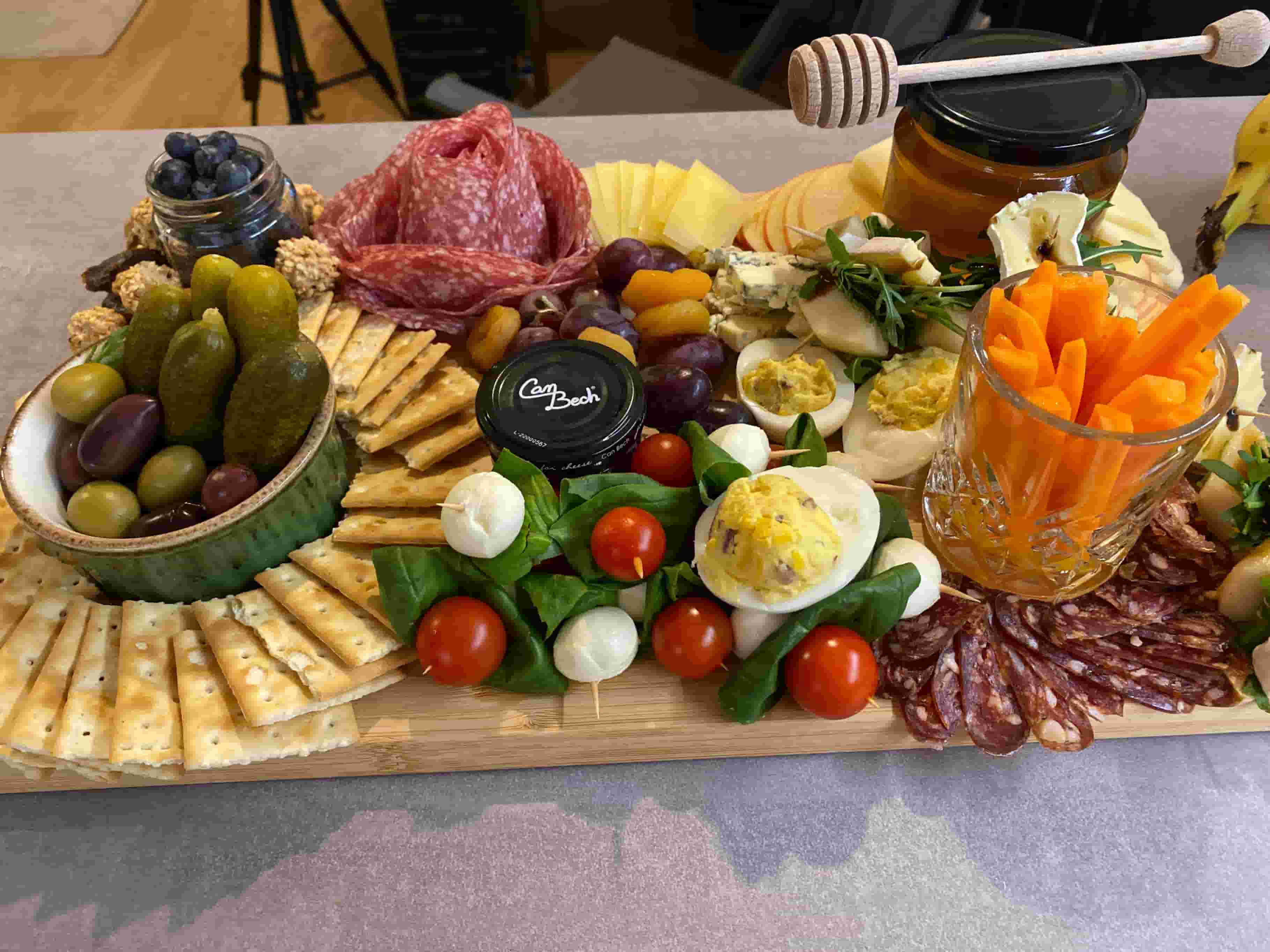 Парти плато със сирена и колбаси Recipe Image