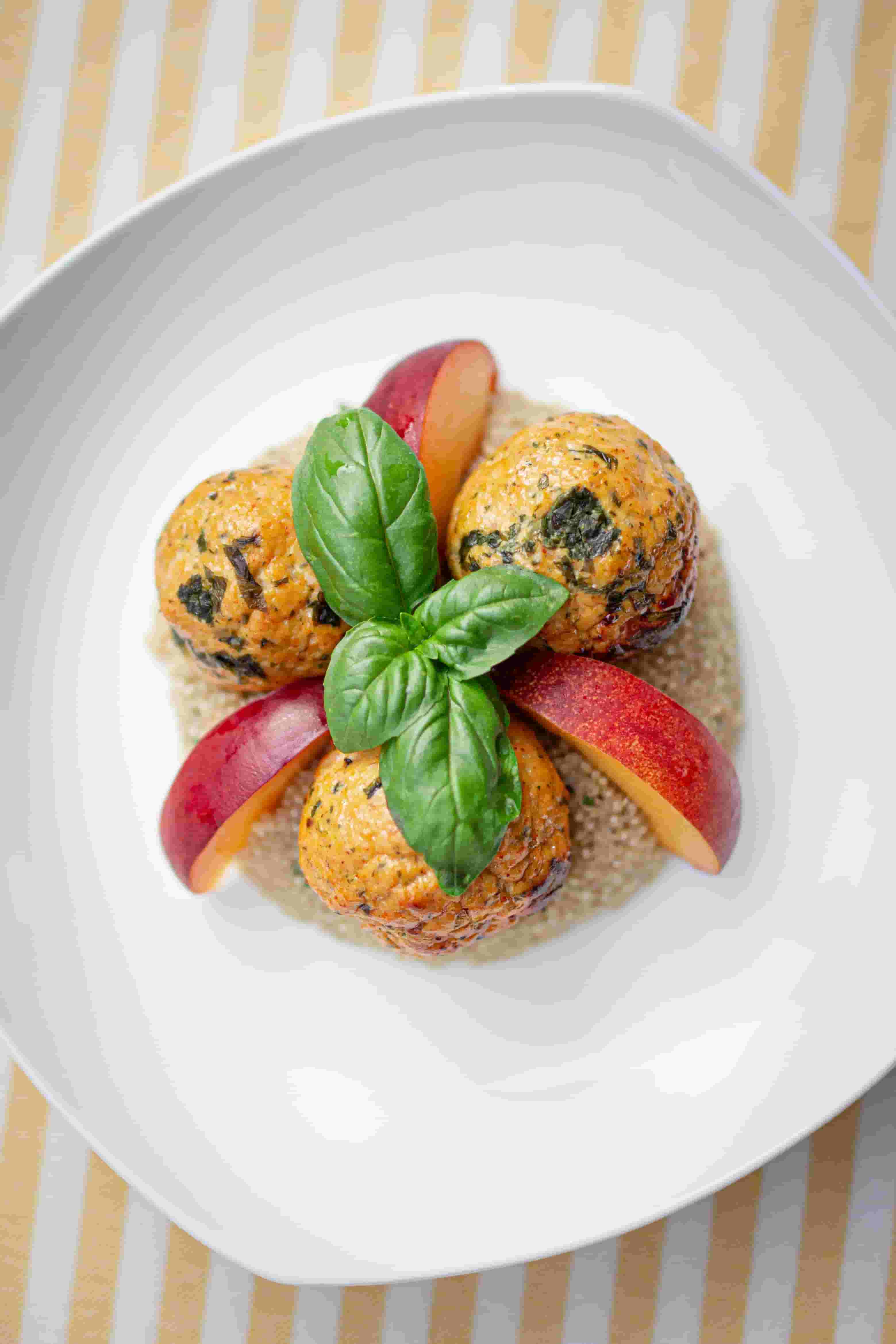 Boulettes de poulet avec quinoa aux herbes et pêches Recipe Image