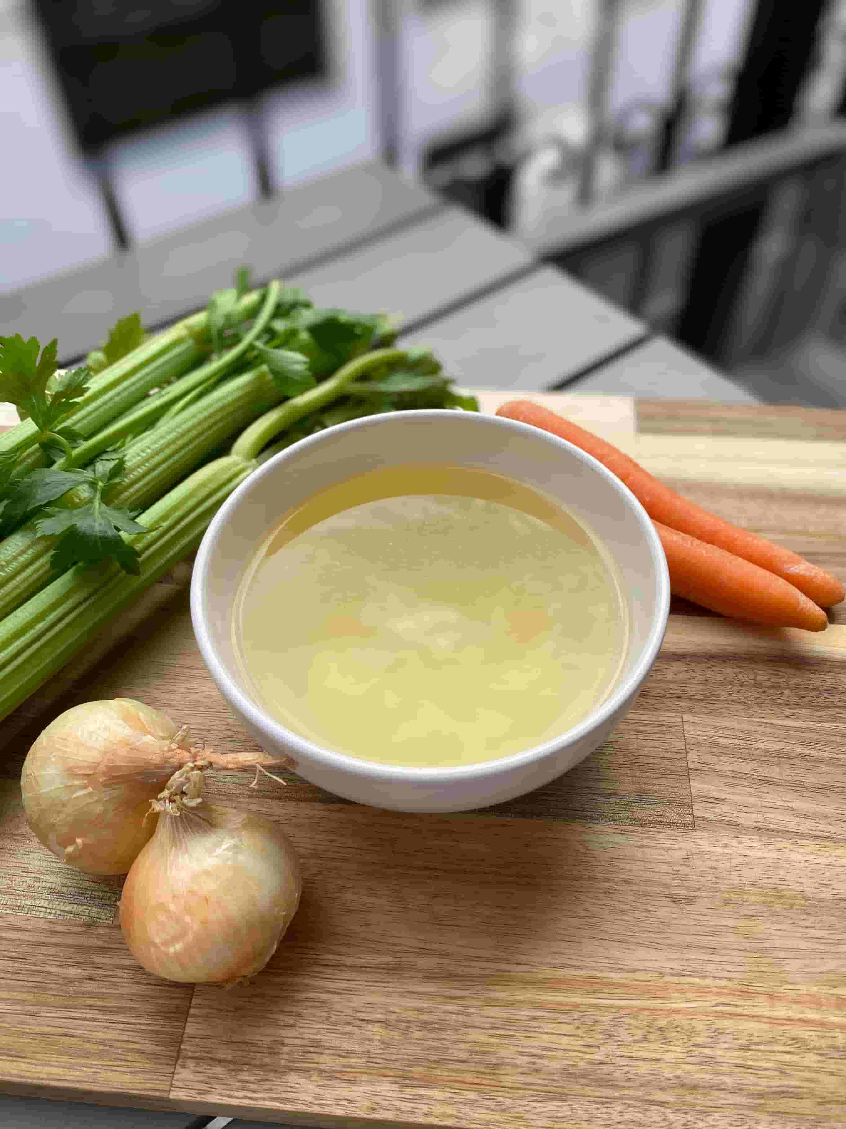 Hausgemachte Hühnerbrühe Recipe Image