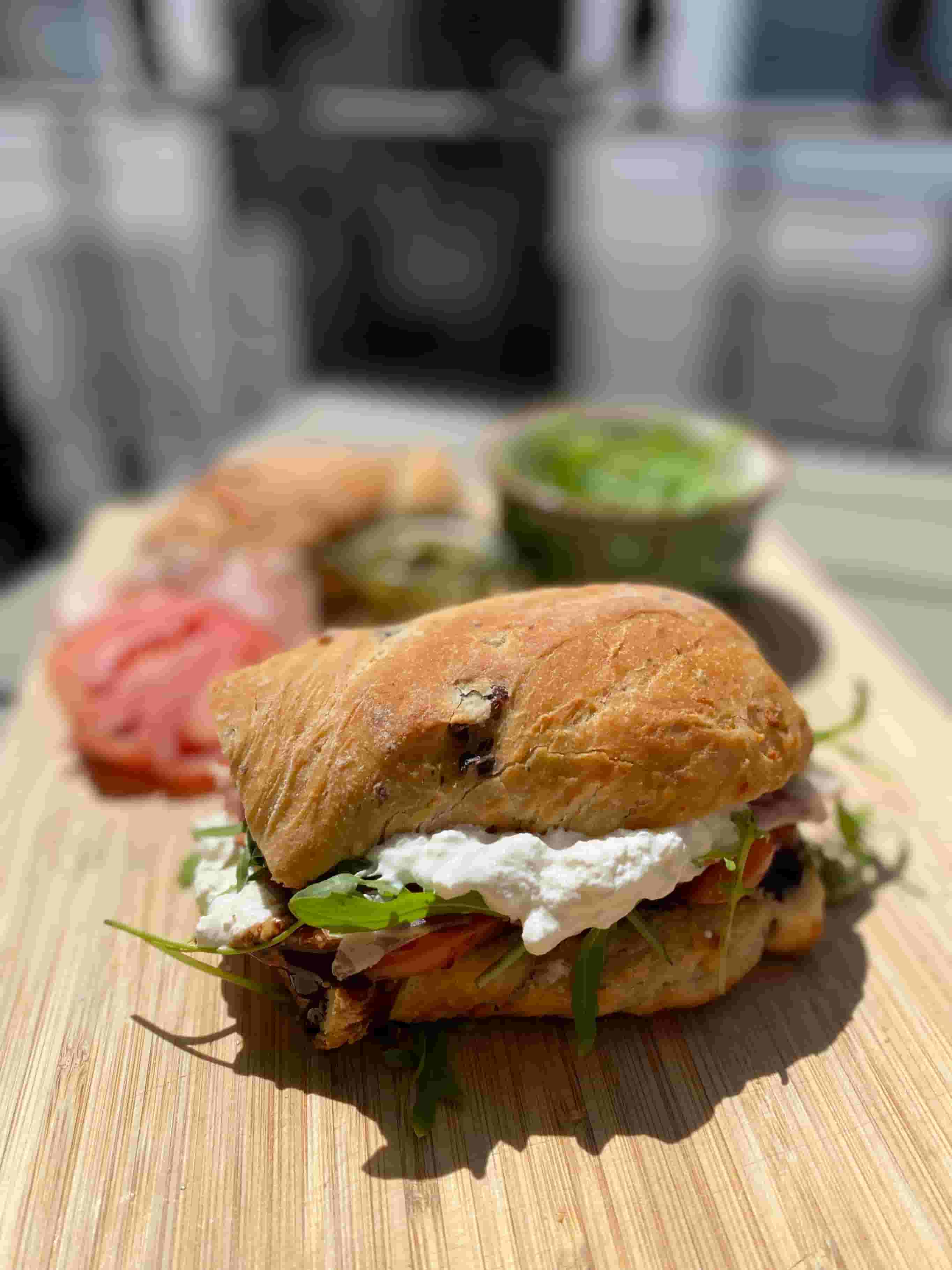 Sándwich de Ciabatta a la Parrilla con Prosciutto y Burrata Recipe Image