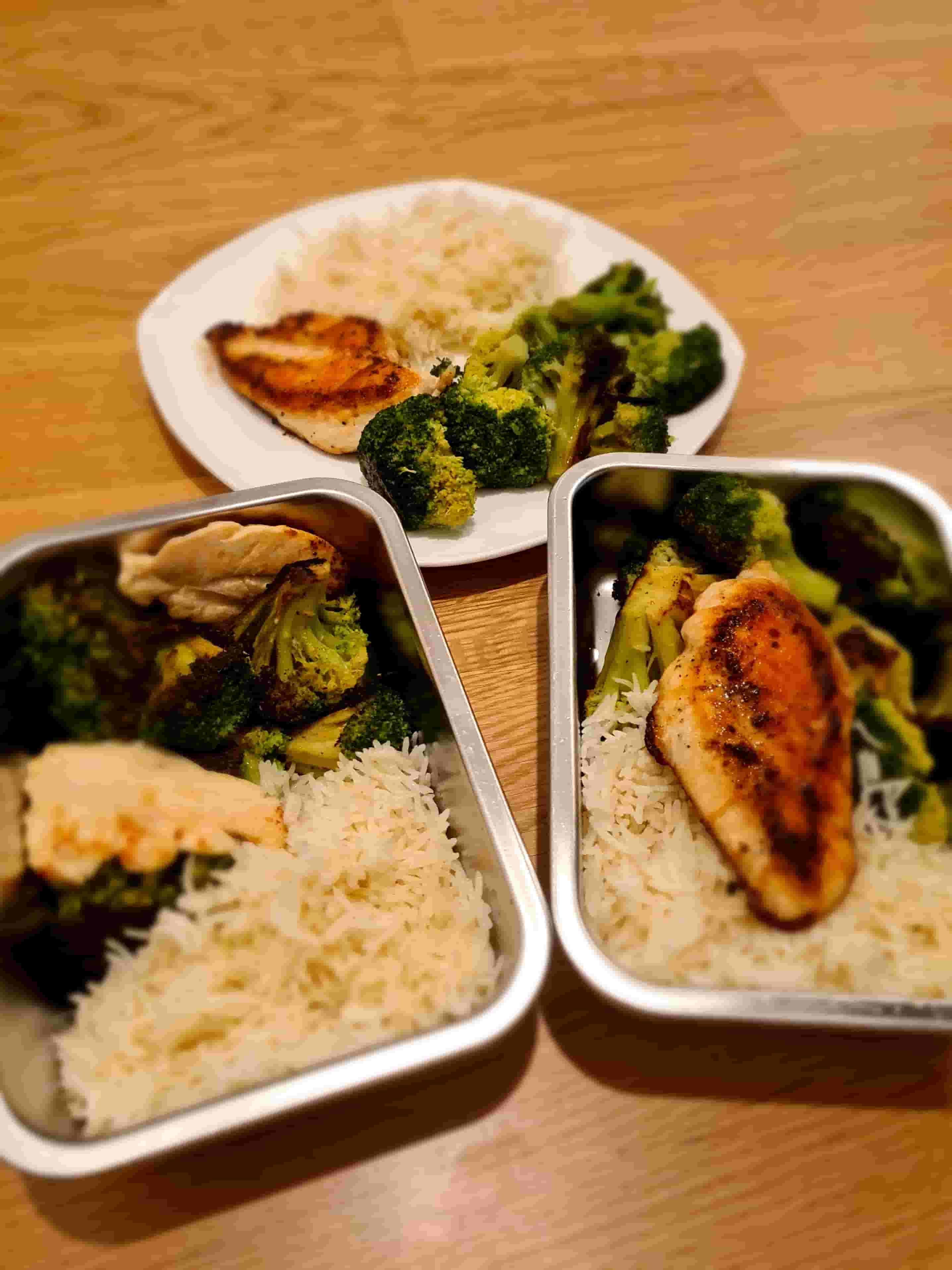 Pechuga de Pollo Sellada con Brócoli Salteado y Arroz Recipe Image