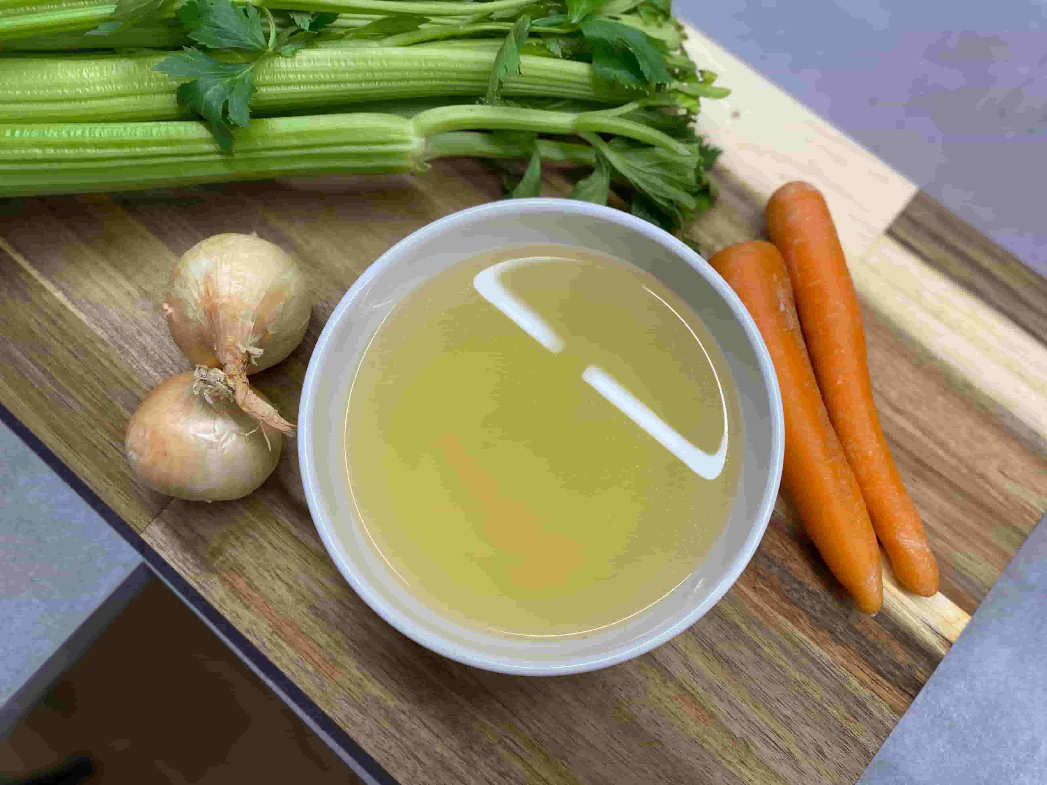 Hausgemachte Hühnerbrühe Recipe Image