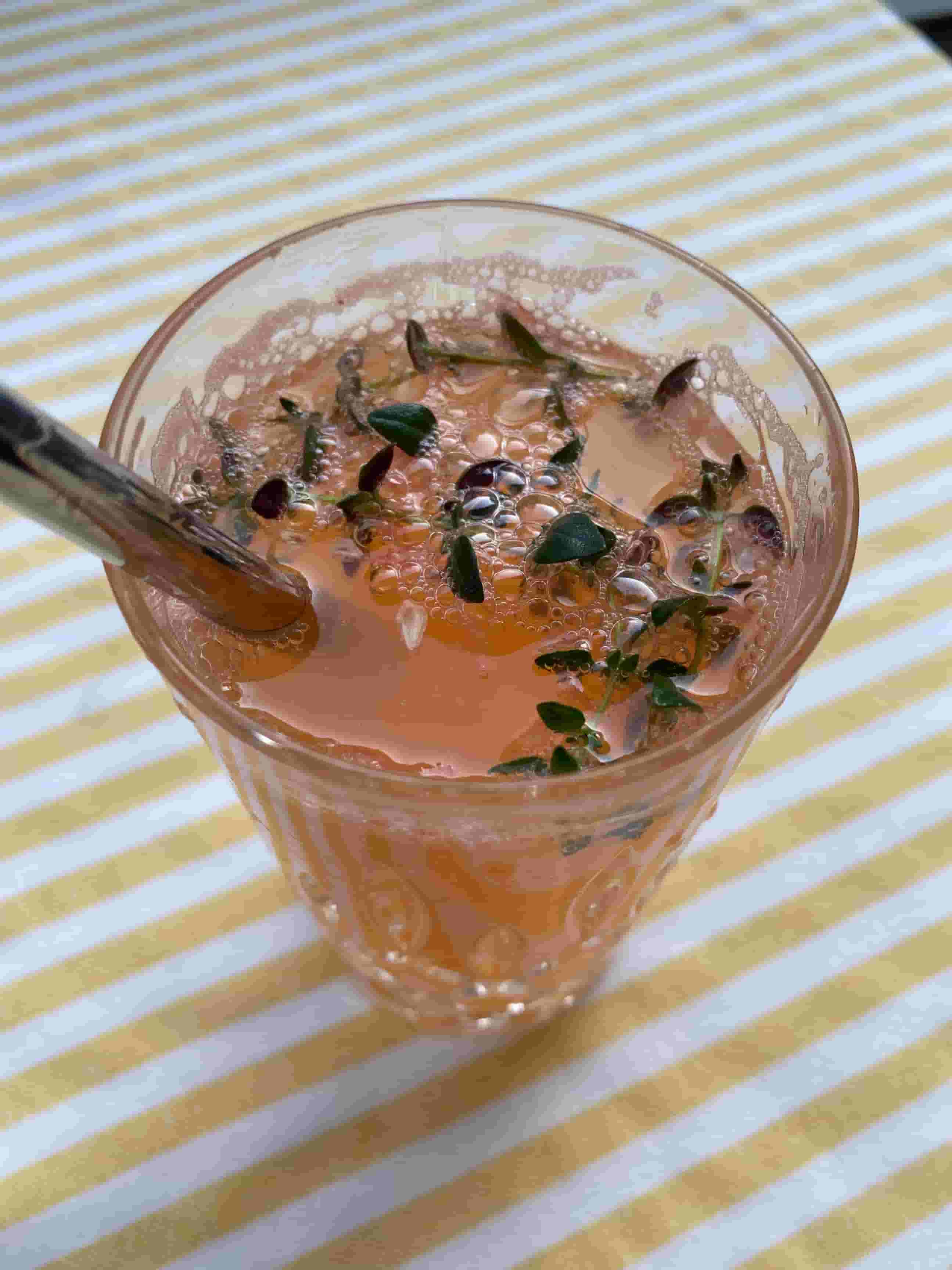 Освежаващ моктейл с лимон и мащерка Recipe Image