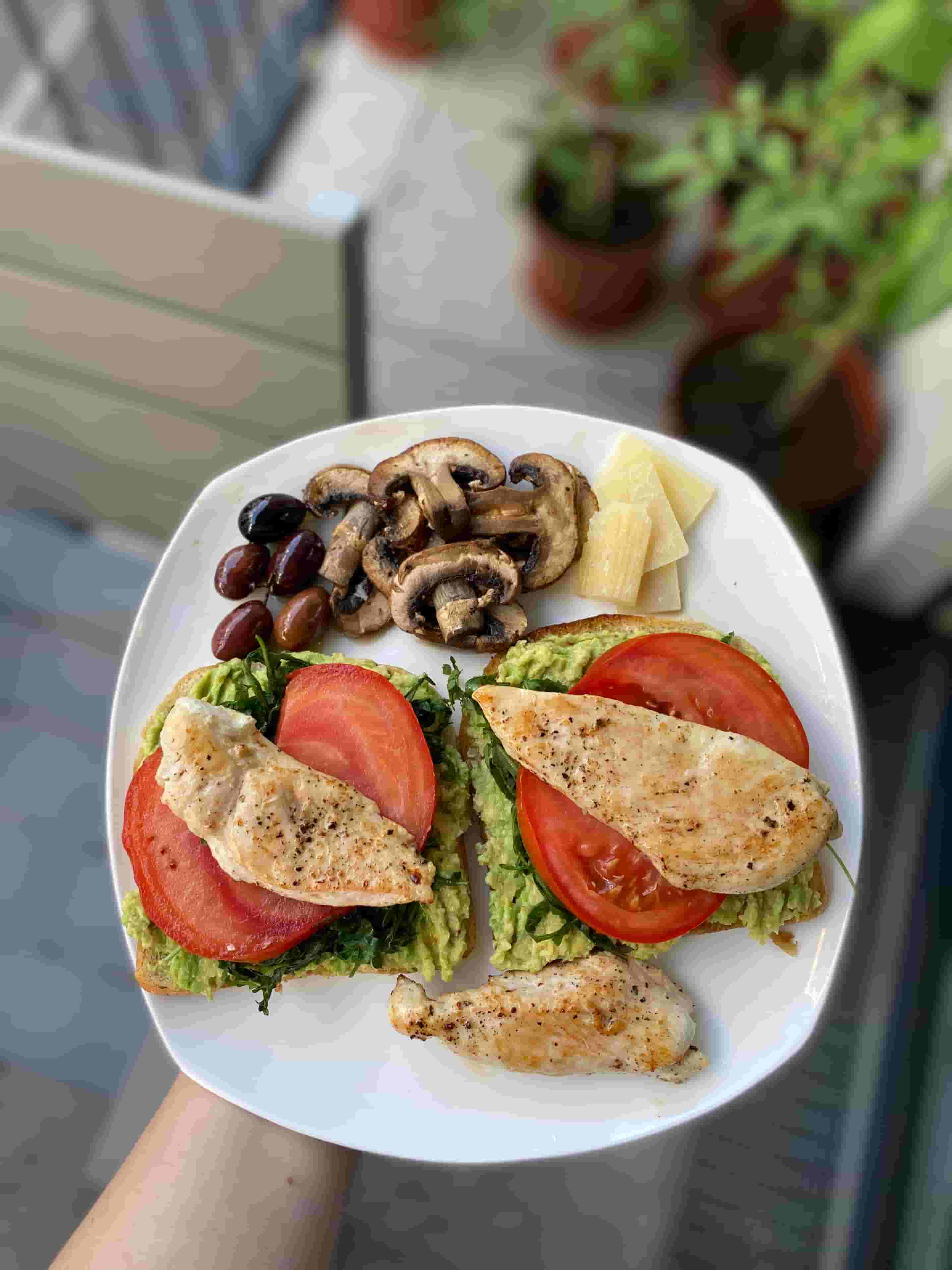 Petit-déjeuner avocat avec poulet et champignons Recipe Image