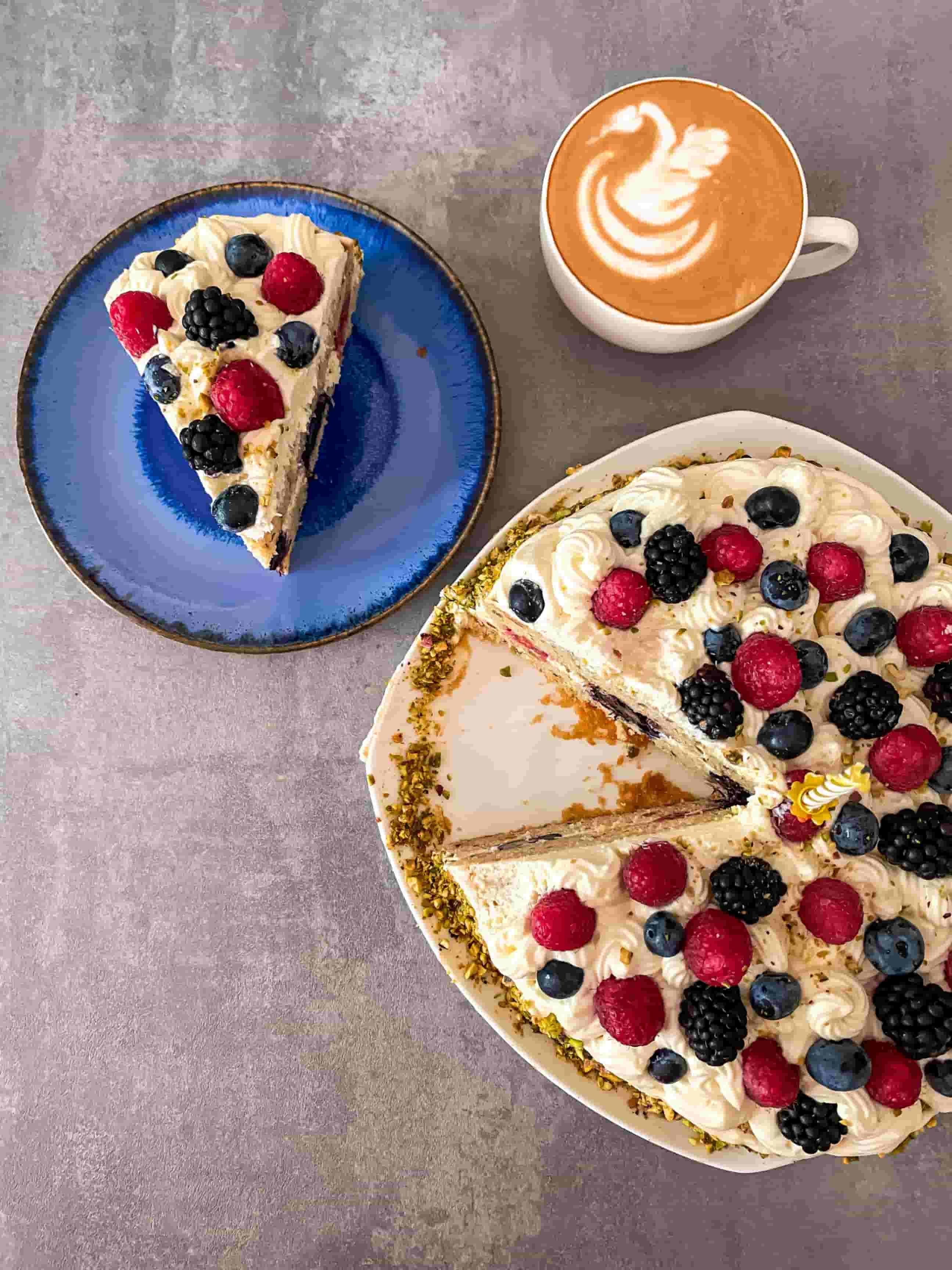 Tort śmietankowy z owocami leśnymi Recipe Image
