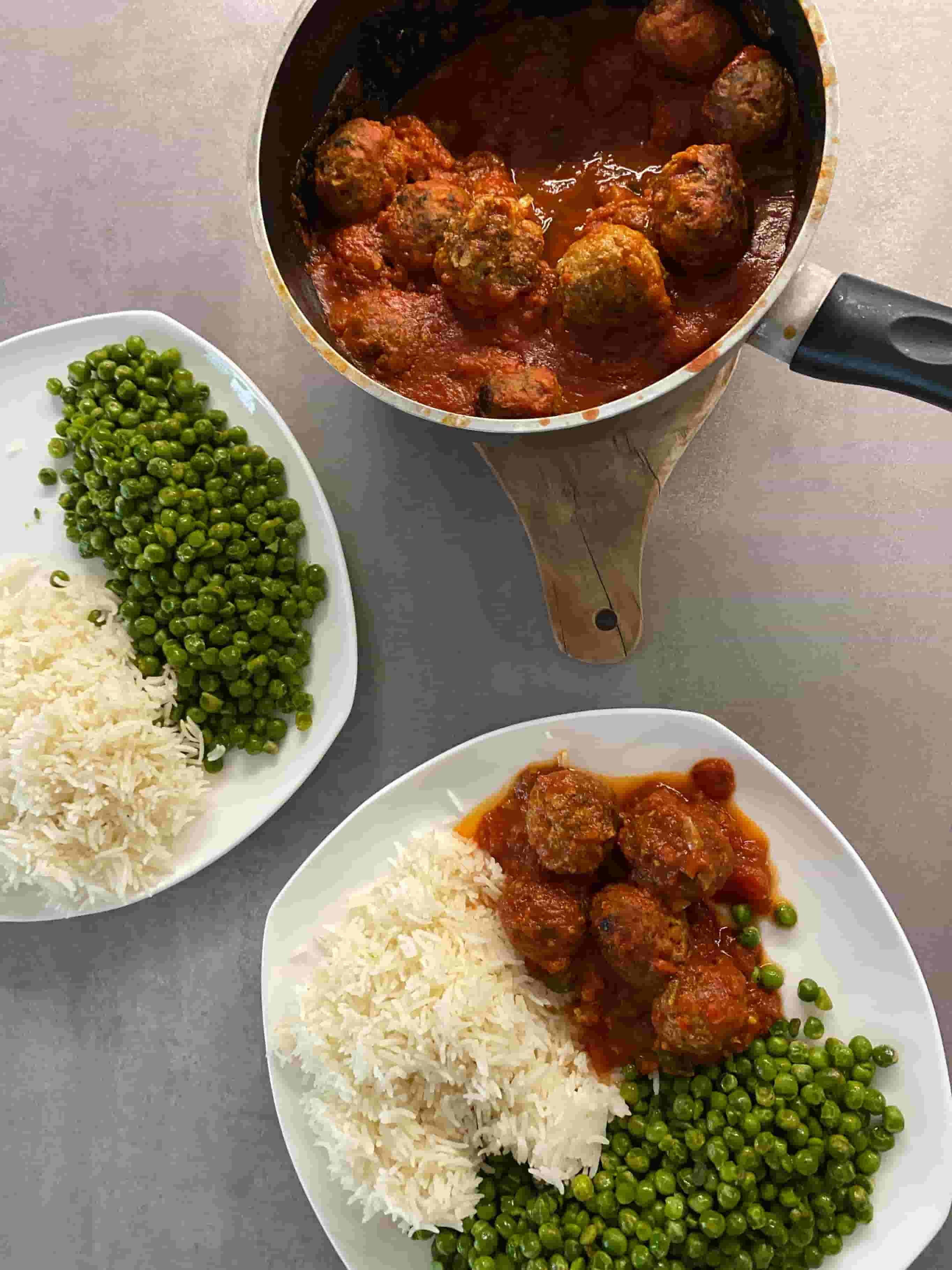 Boulettes de viande avec sauce tomate et riz Recipe Image