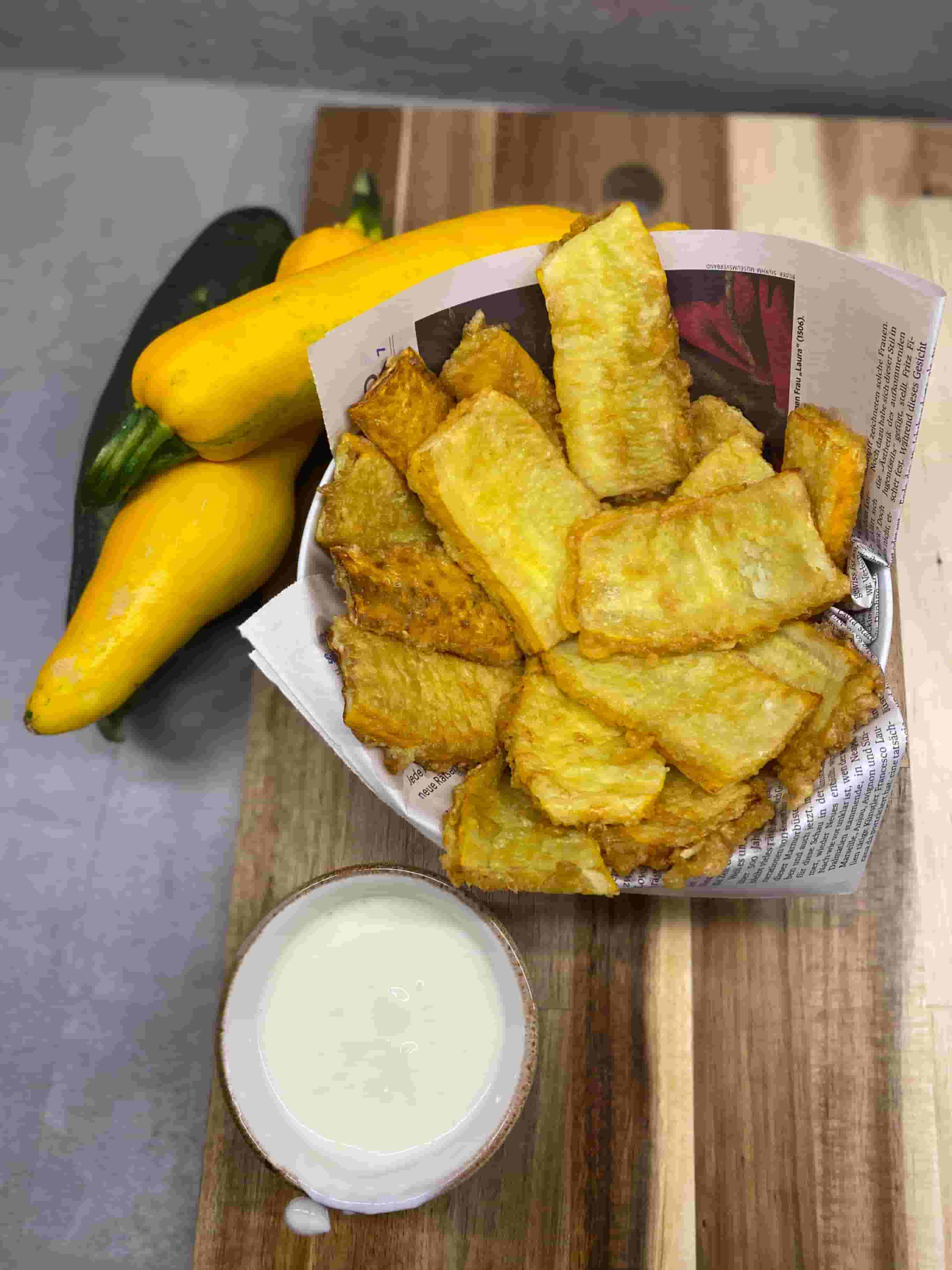 Хрупкави златисти пържени тиквички с млечно-чеснов сос Recipe Image