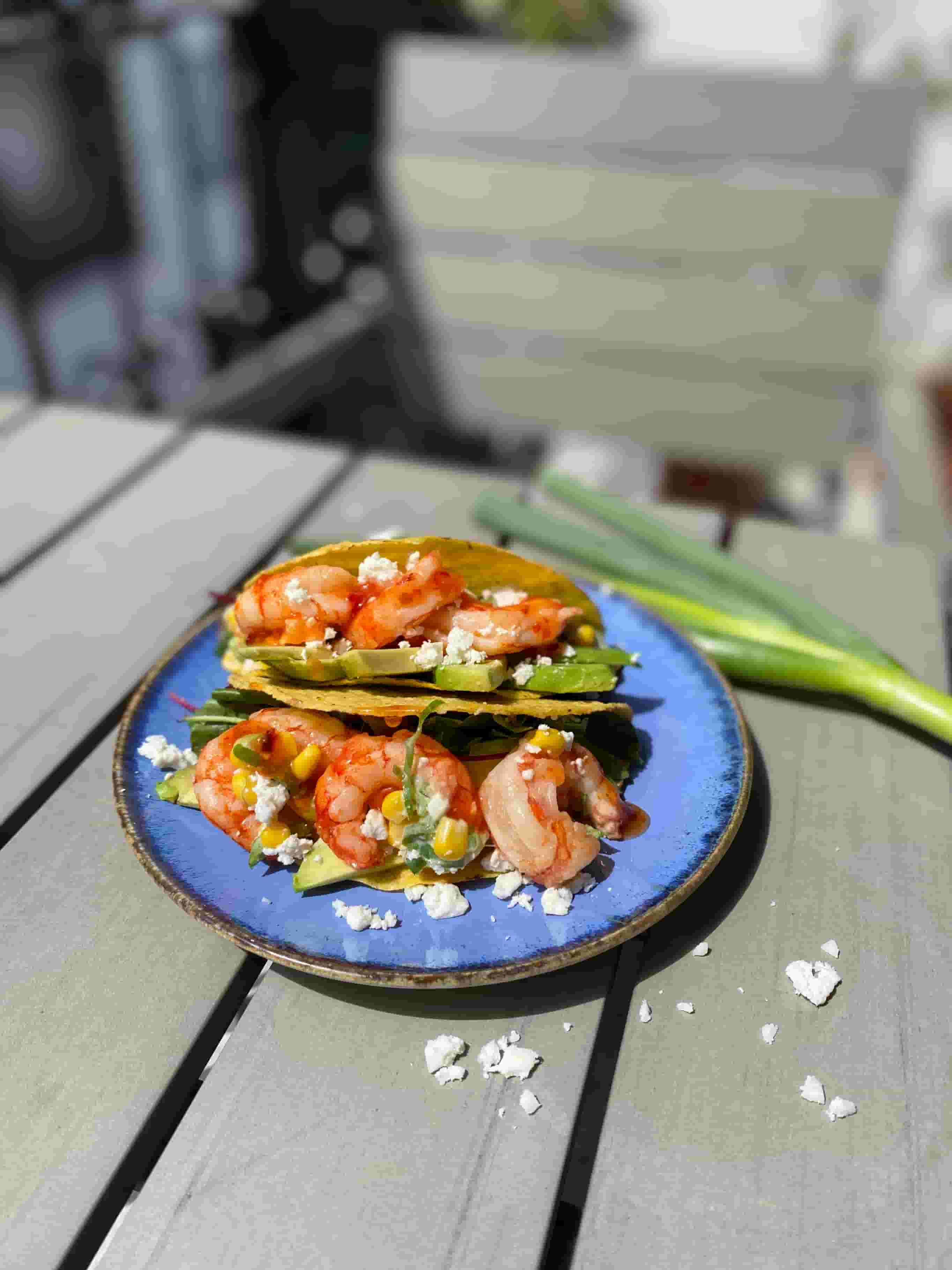 Такоси със скариди, царевична салата и сладък чили сос Recipe Image