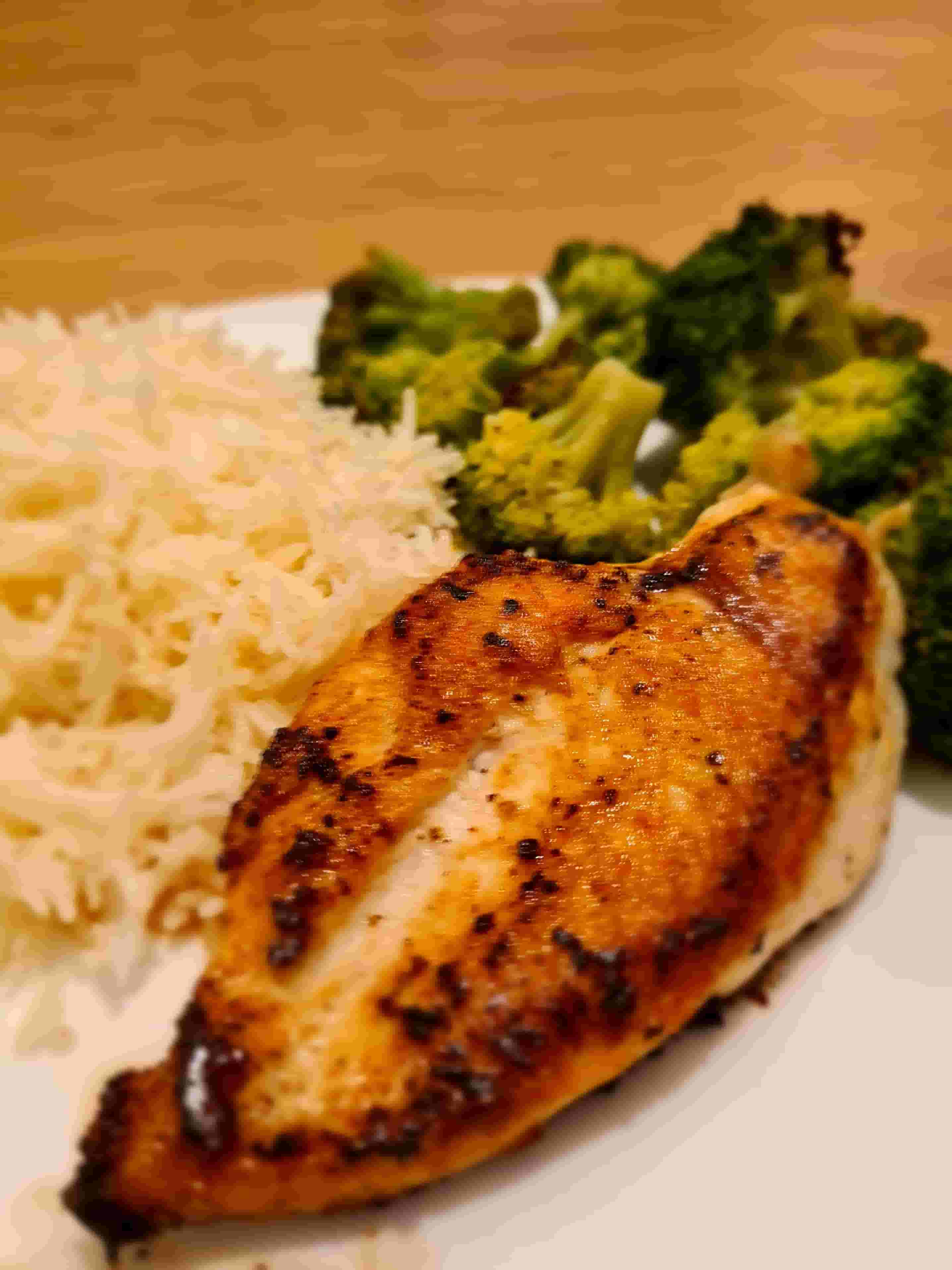 Pechuga de Pollo Sellada con Brócoli Salteado y Arroz Recipe Image