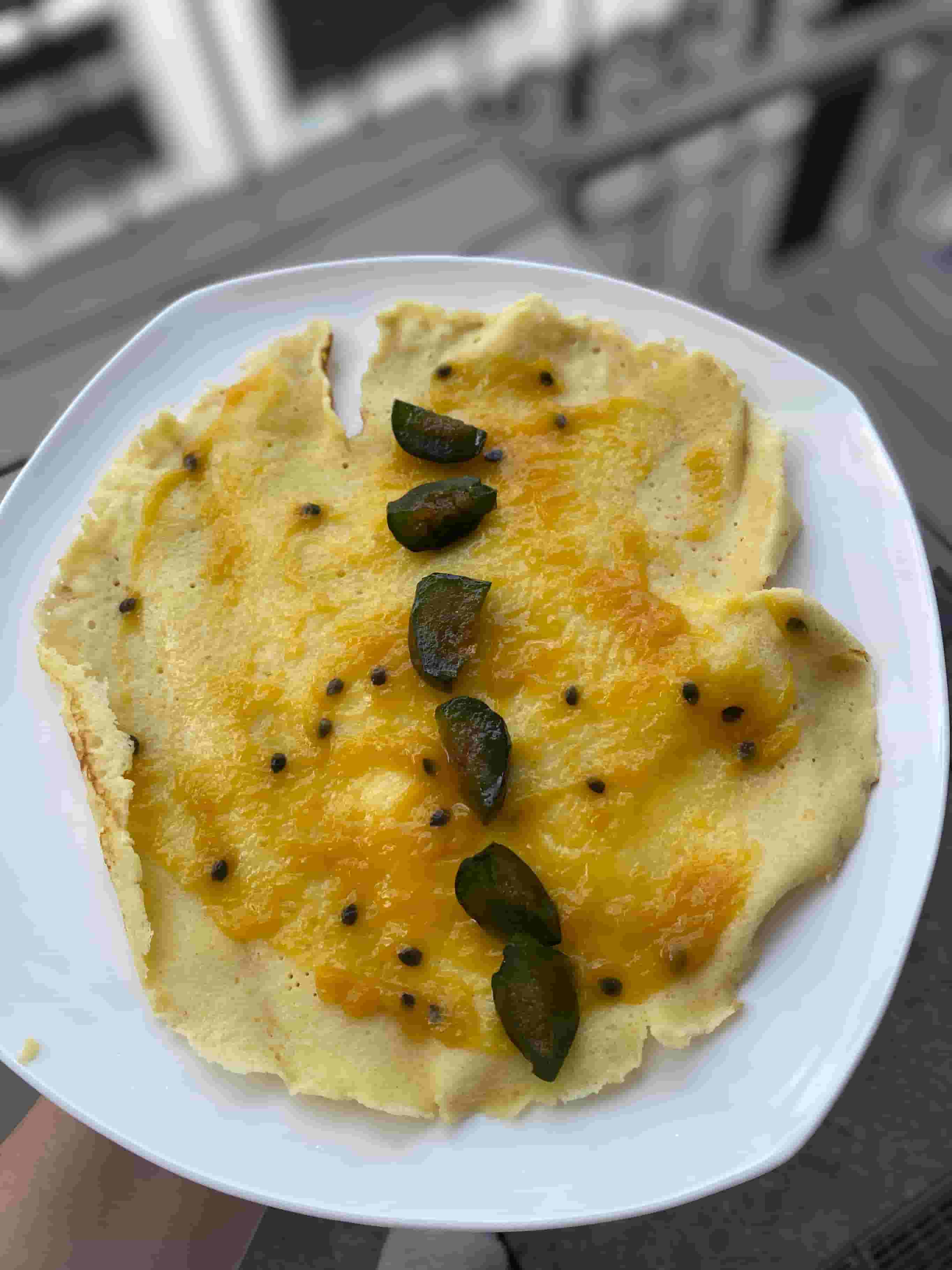 Süße Pfannkuchen mit Mango- & Passionsfruchtpüree Recipe Image