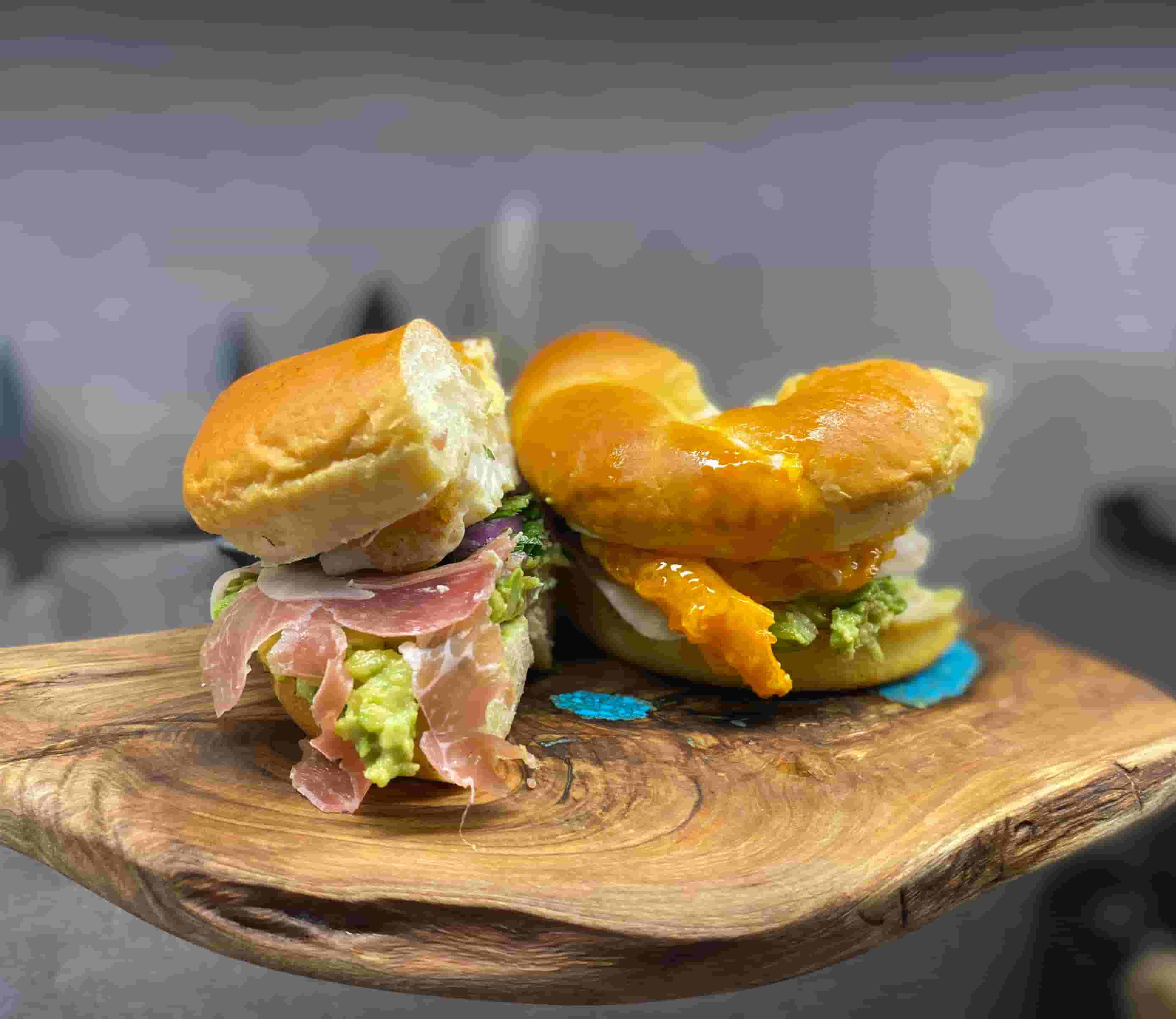 Prosciutto Bagel mit Avocado-Mousse Recipe Image