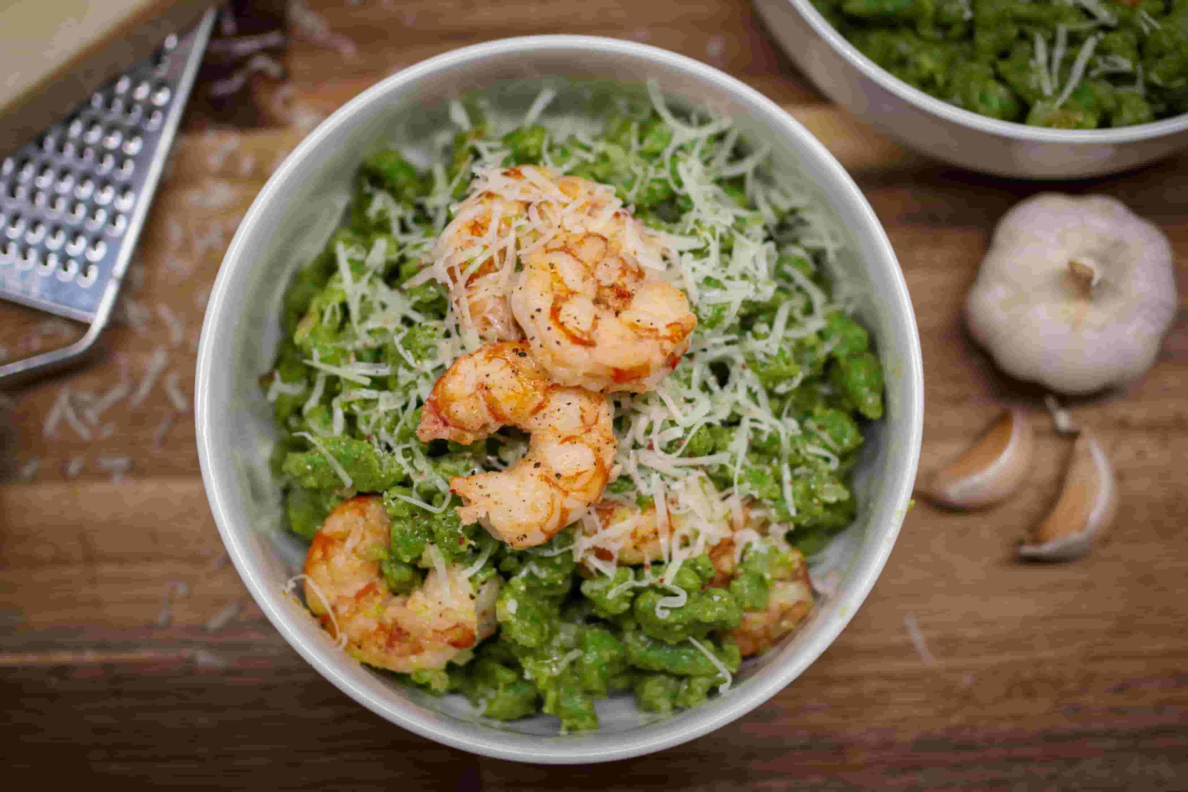Spätzle de Espinacas Súper Rápido con Camarones Recipe Image
