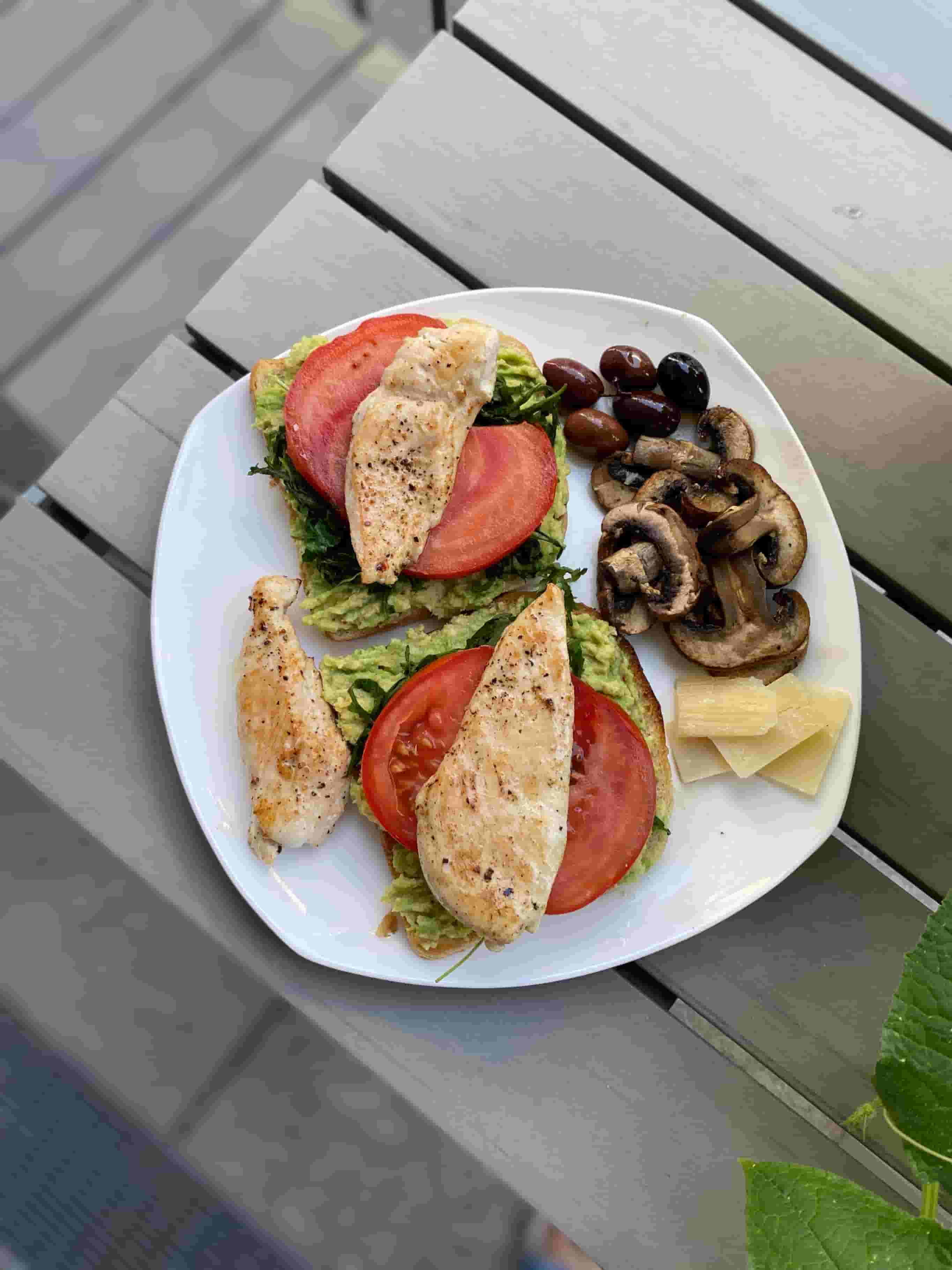 Petit-déjeuner avocat avec poulet et champignons Recipe Image