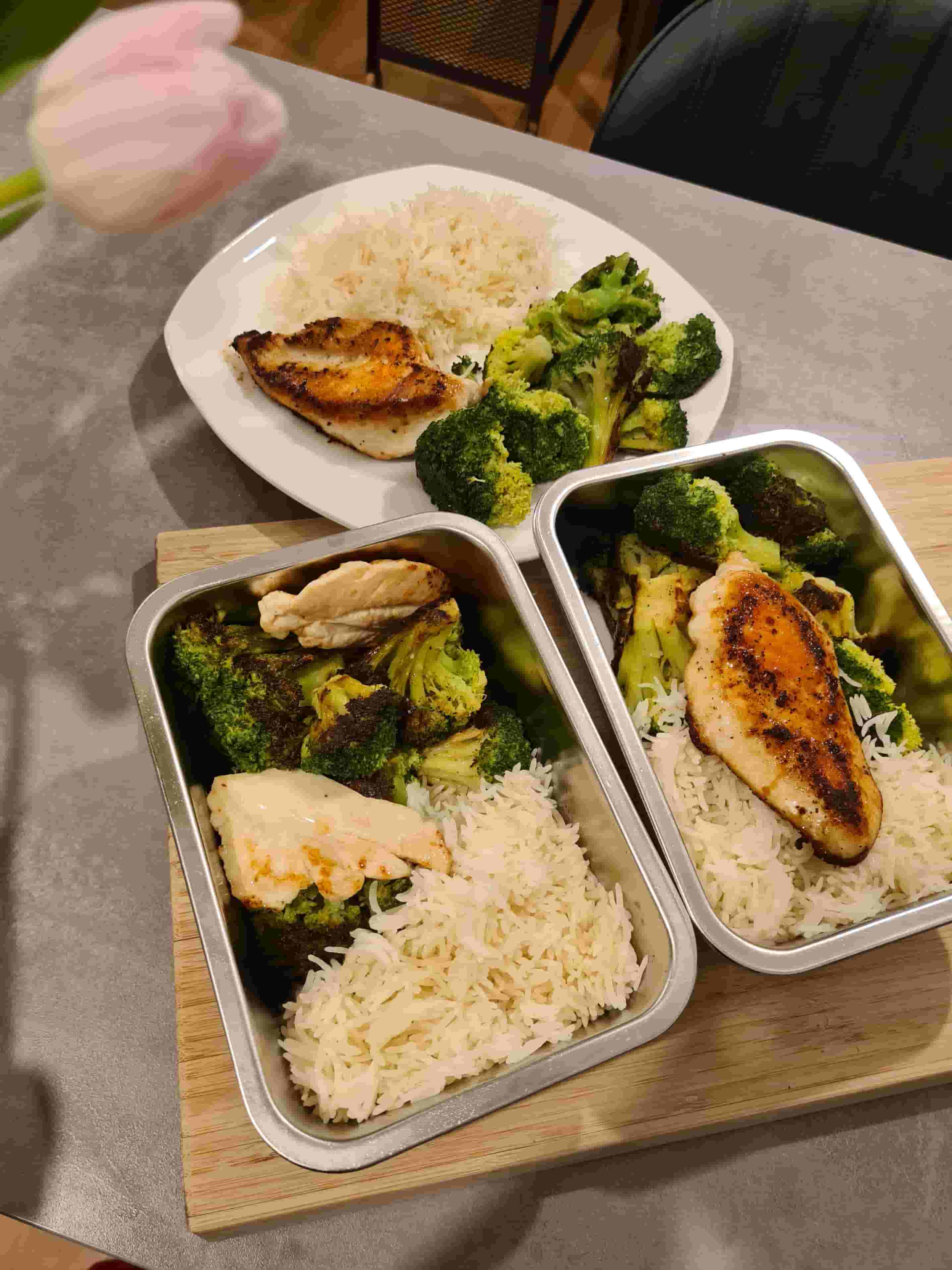 Pechuga de Pollo Sellada con Brócoli Salteado y Arroz Recipe Image