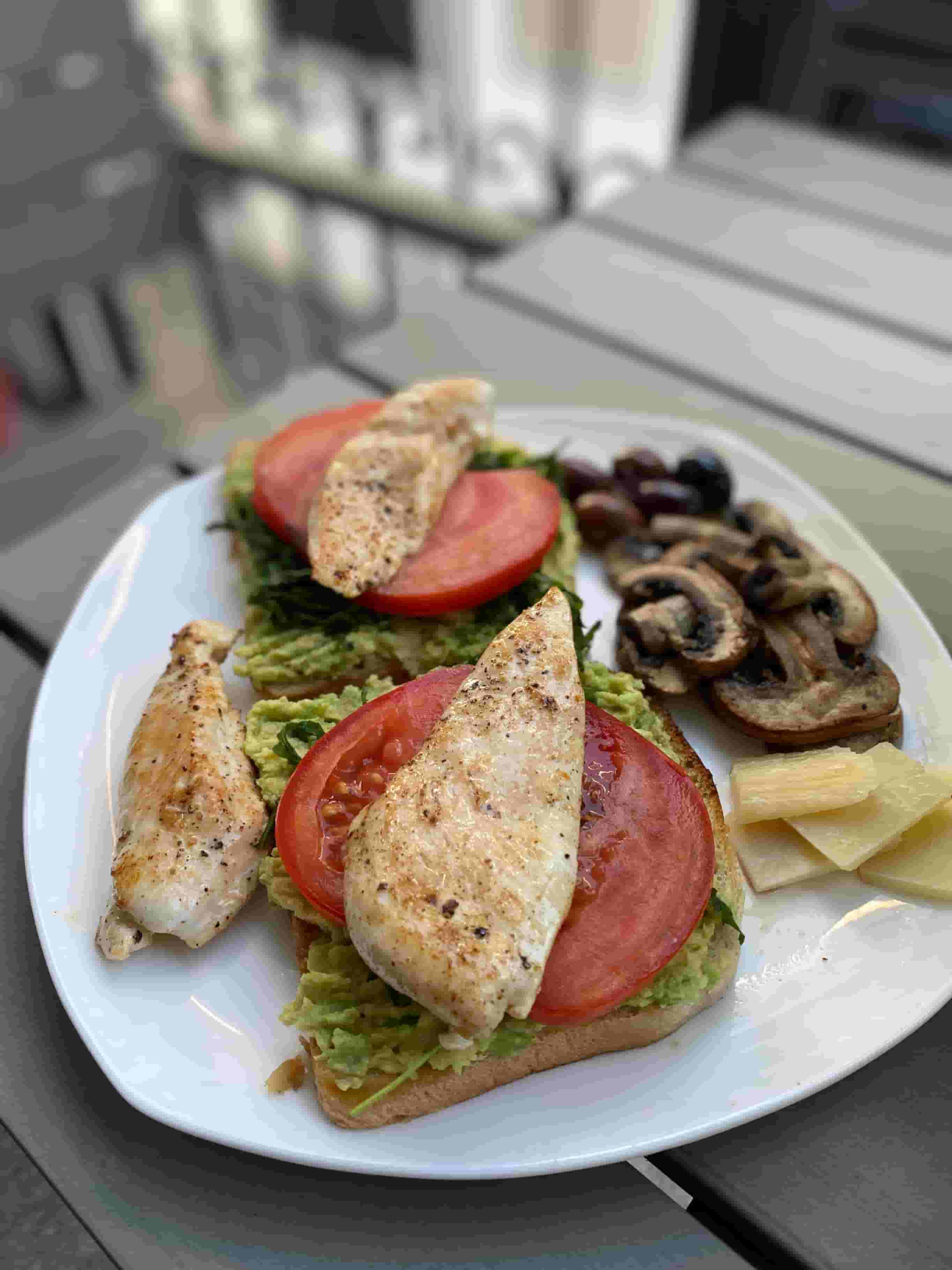 Petit-déjeuner avocat avec poulet et champignons Recipe Image