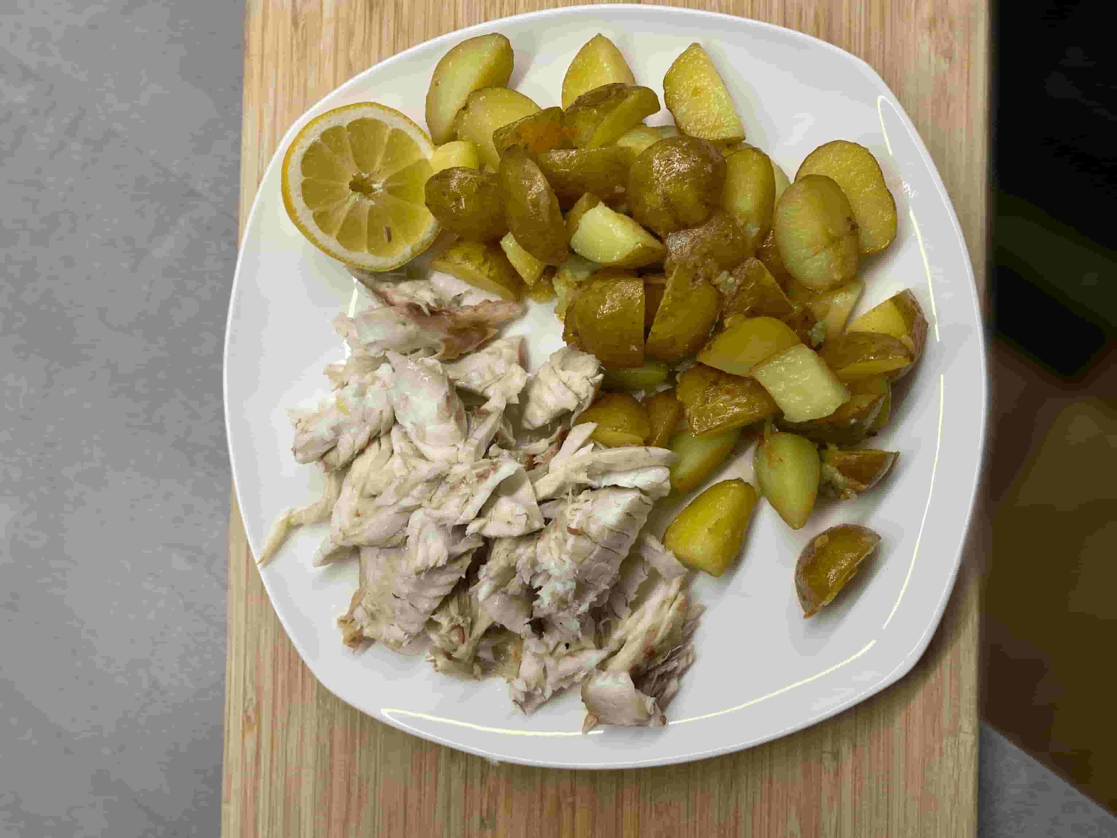 Ципура с хрупкави сотирани картофи Recipe Image