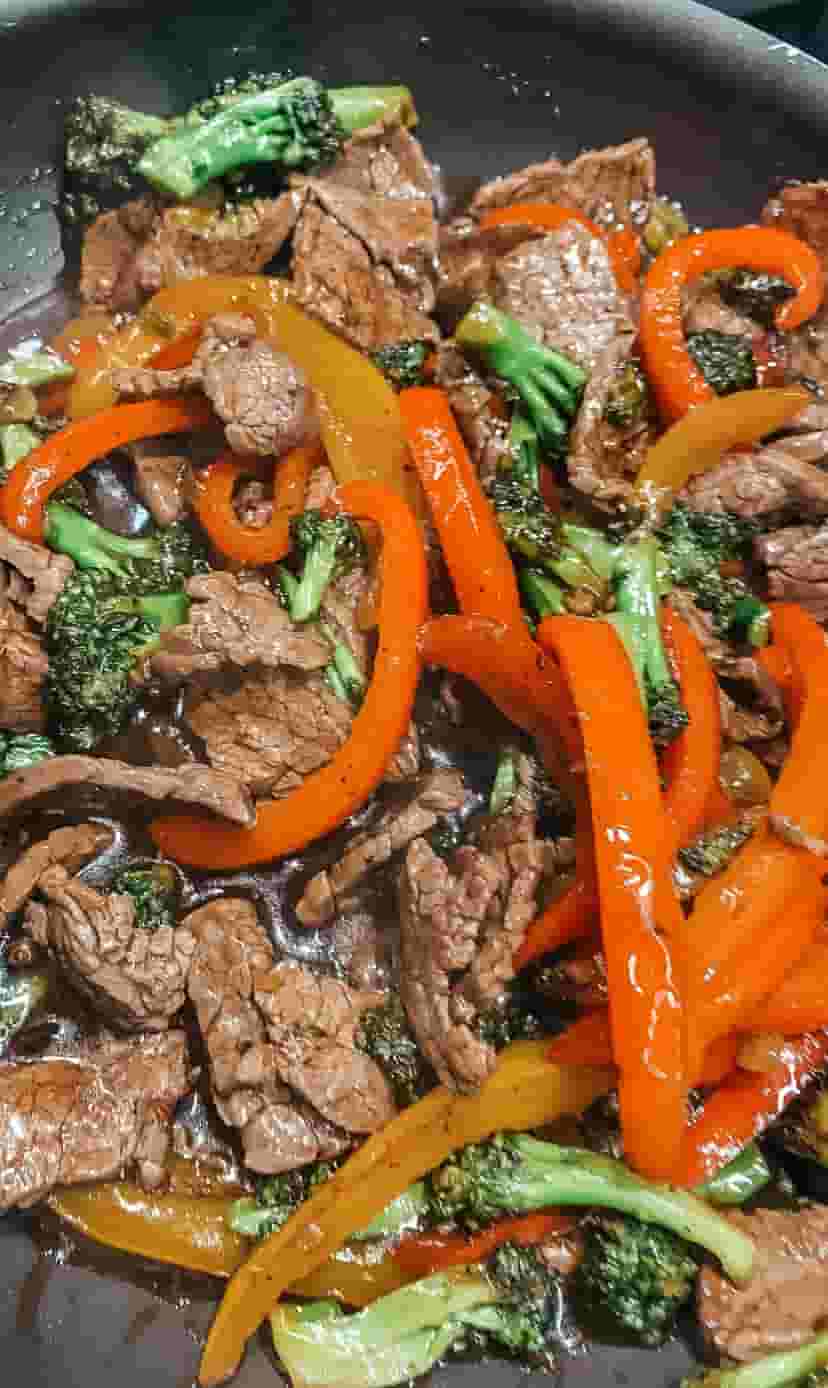Szybki stir-fry z wołowiną, świeżymi warzywami i sosem teriyaki Recipe Image