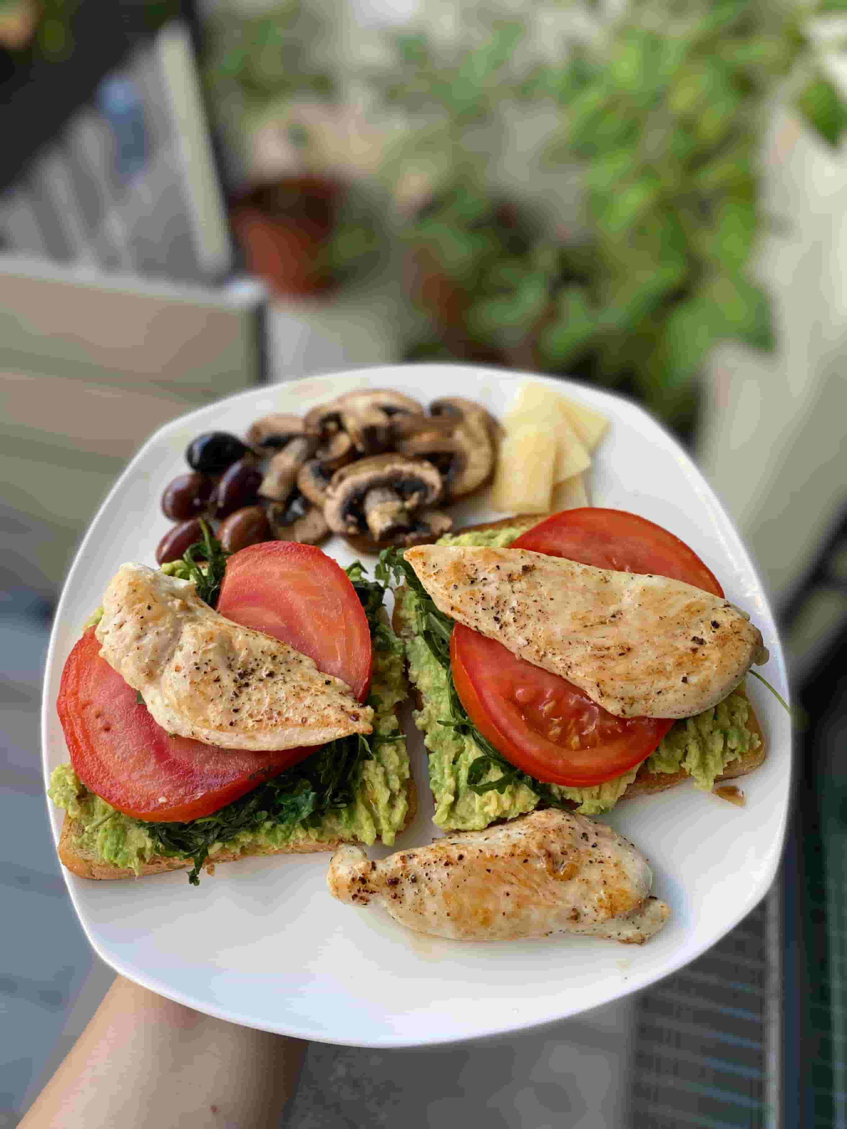 Petit-déjeuner avocat avec poulet et champignons Recipe Image
