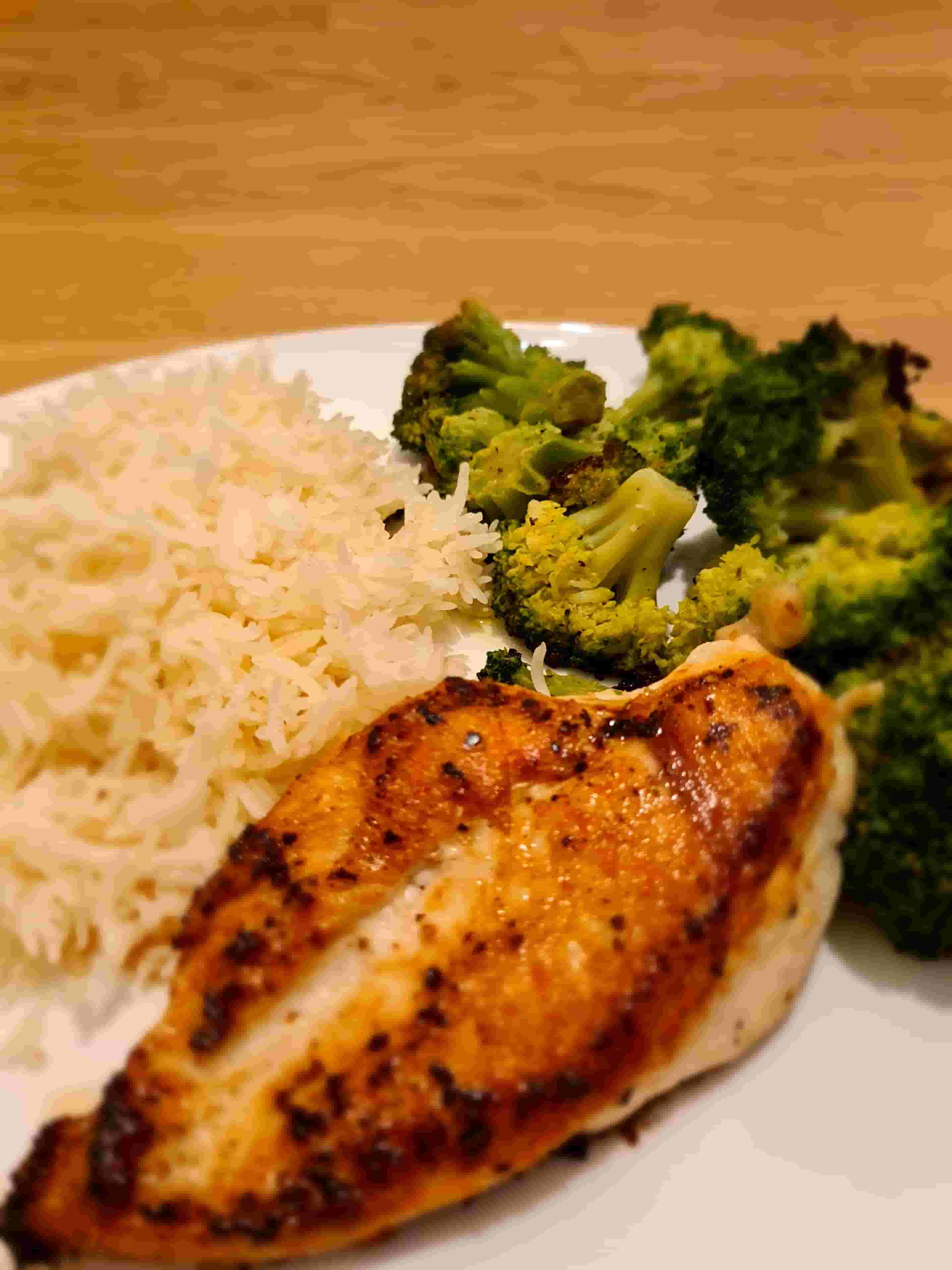 Pechuga de Pollo Sellada con Brócoli Salteado y Arroz Recipe Image