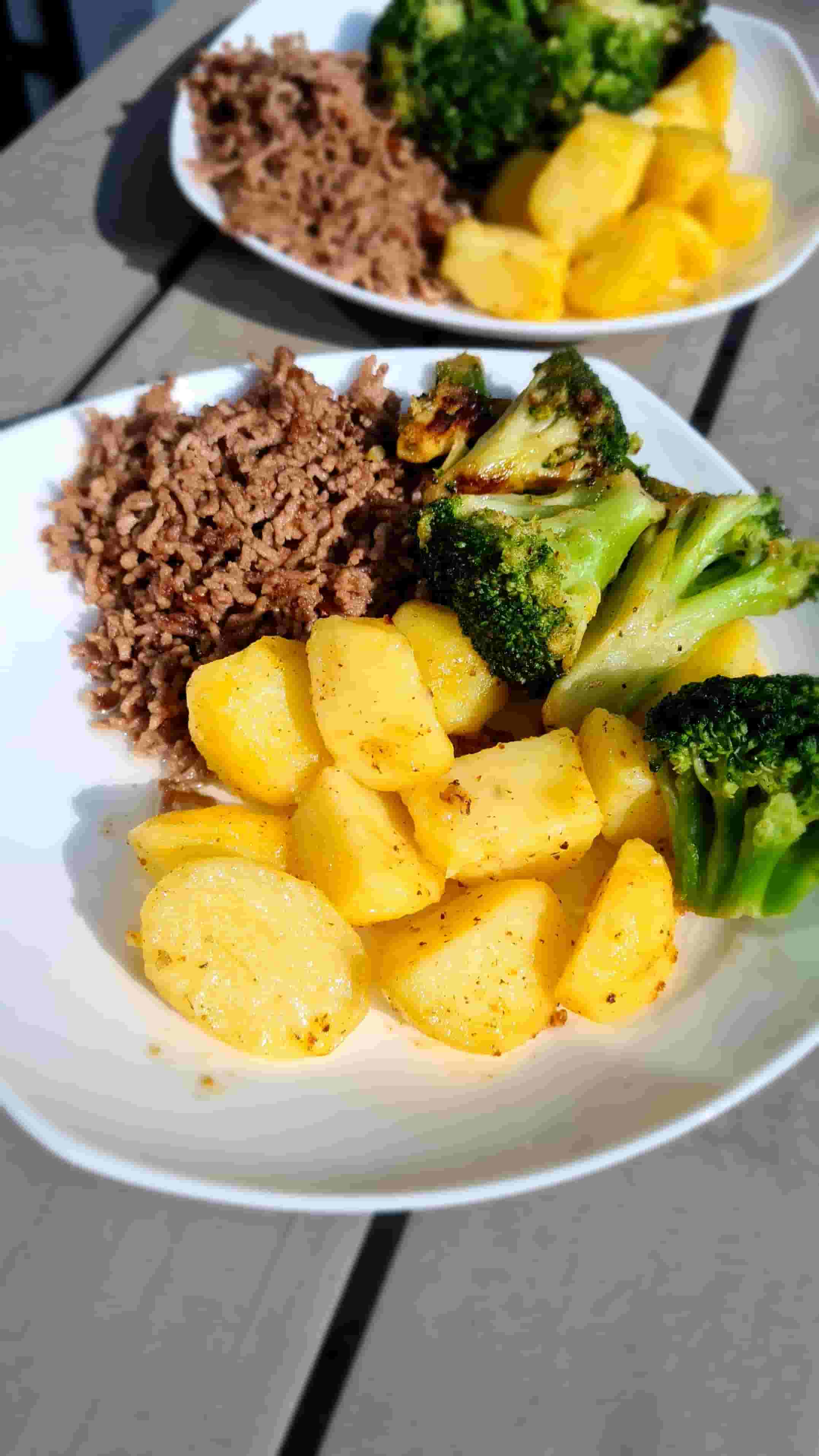 Viande hachée simple avec pommes de terre et brocoli Recipe Image