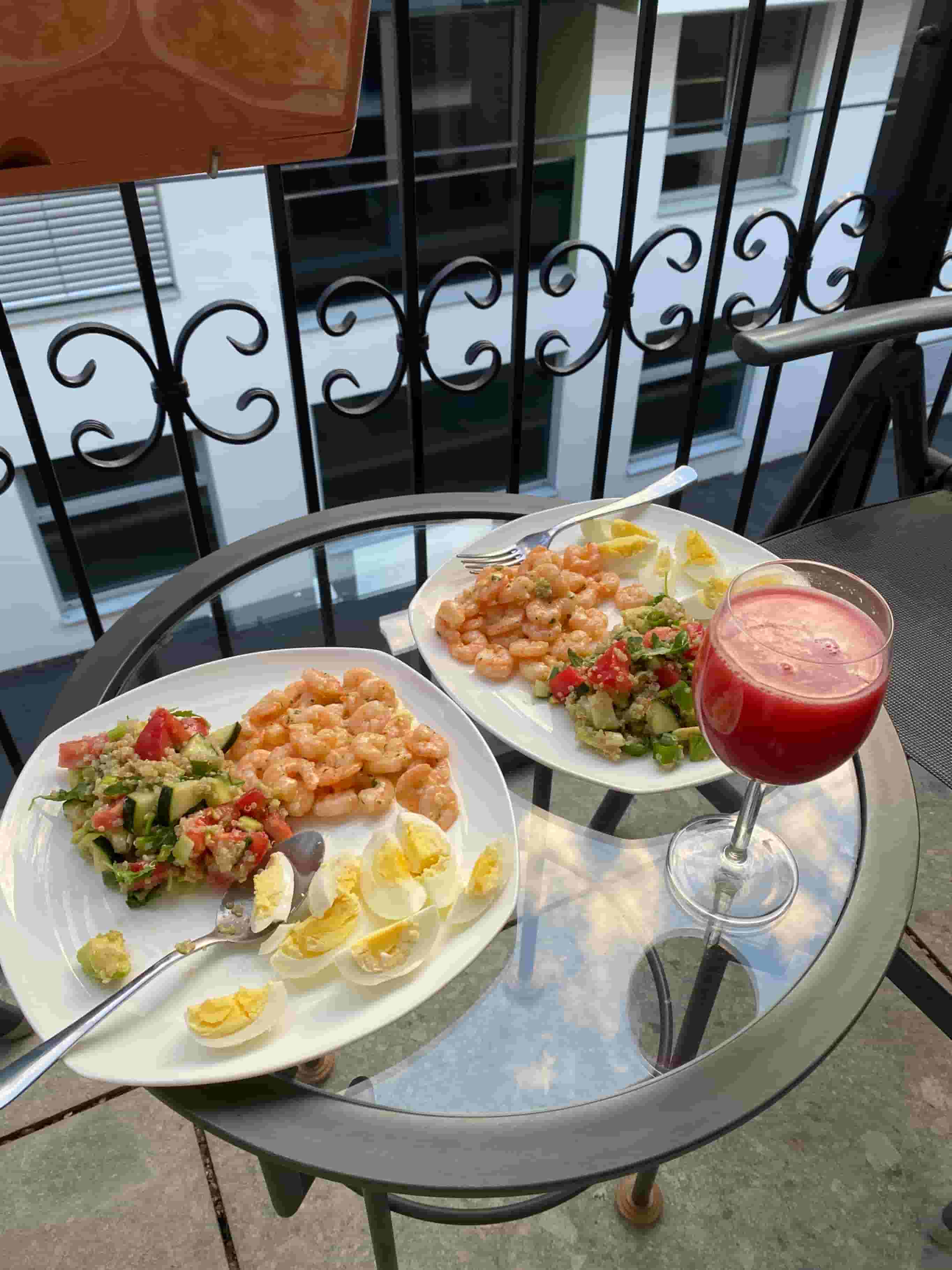 Camarones con Ensalada de Quinoa Recipe Image