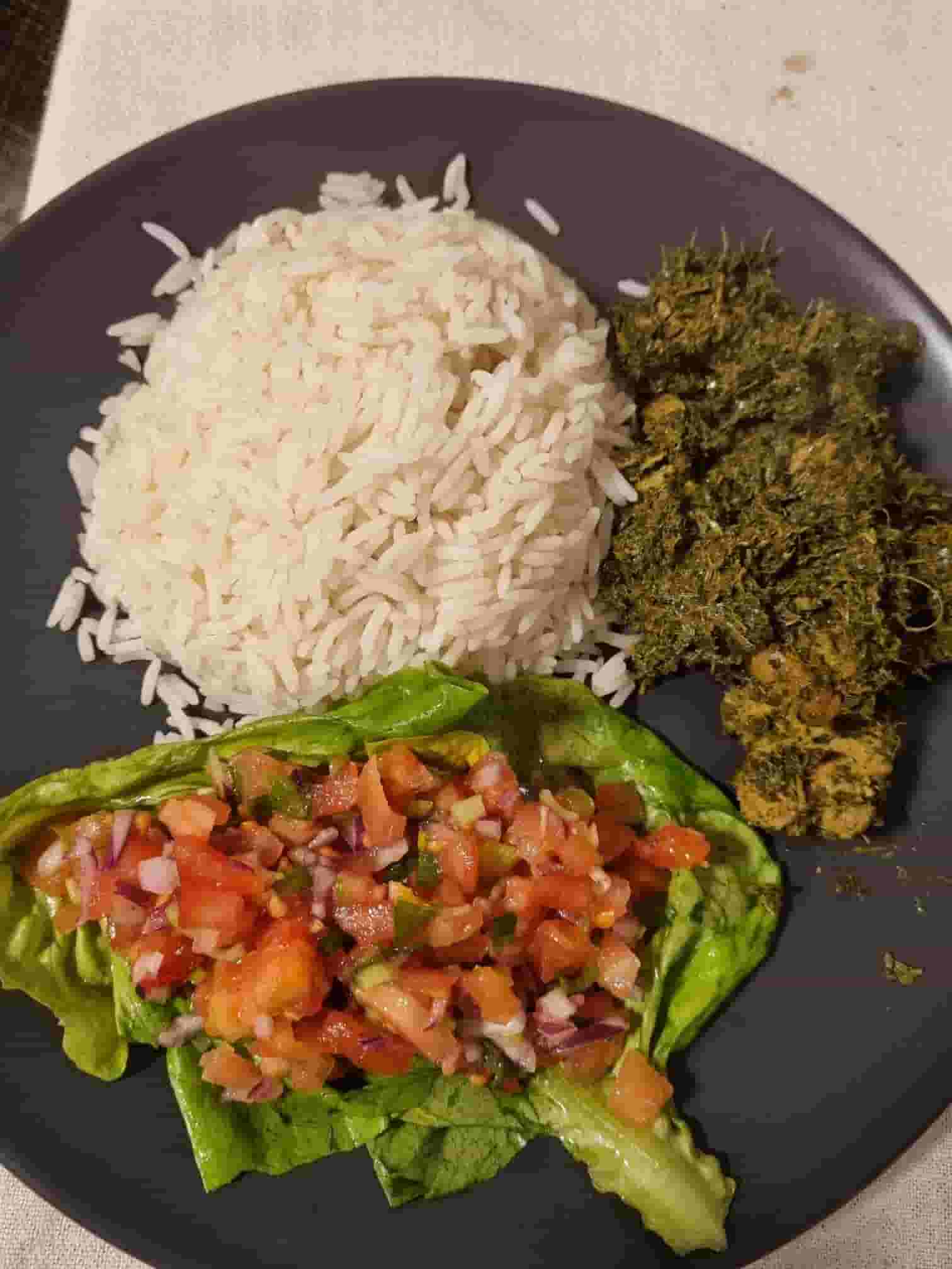 RAVITOTO sy Henakisoa malgache original (feuilles de manioc cuites avec du porc) Recipe Image