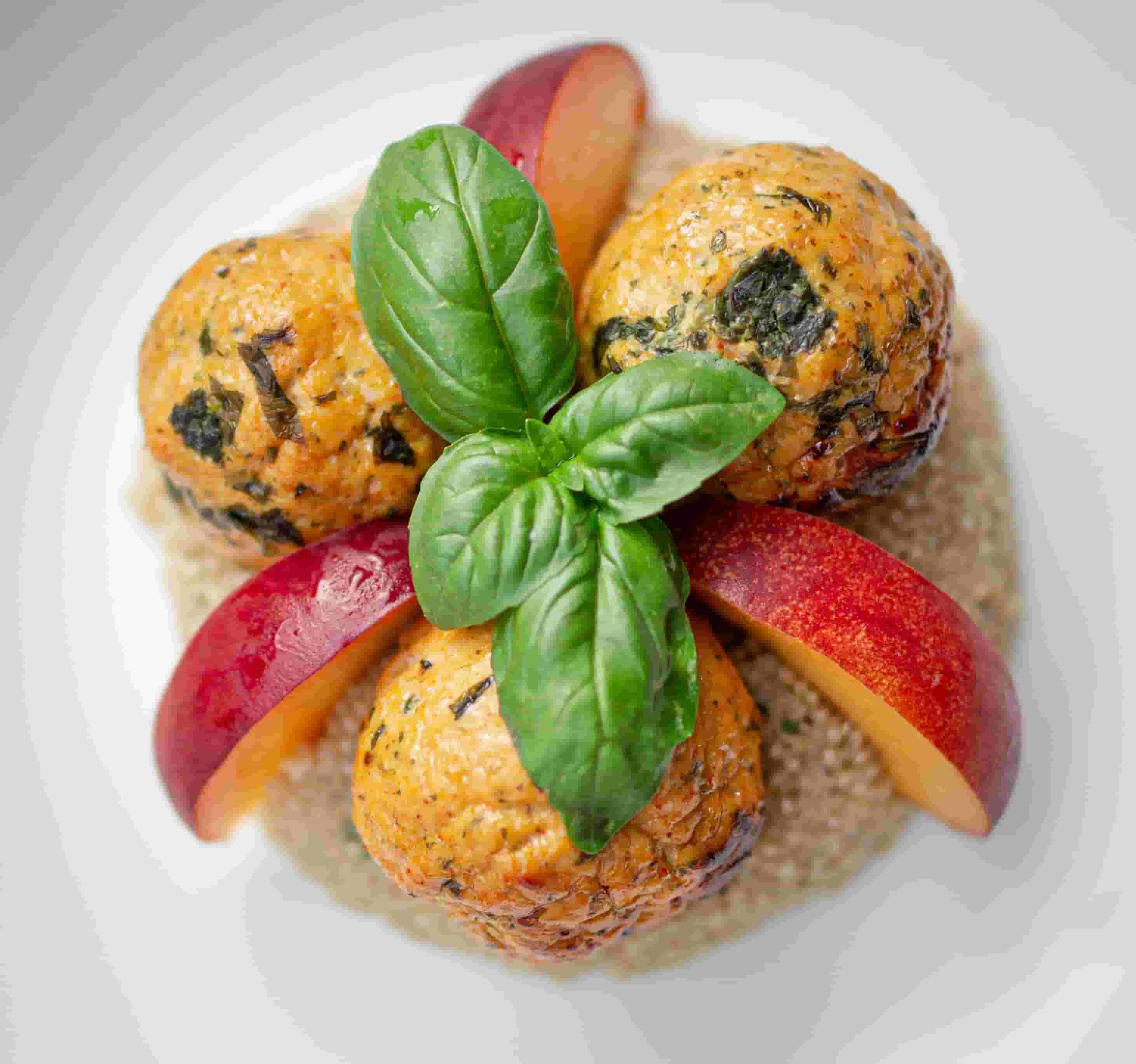 Boulettes de poulet avec quinoa aux herbes et pêches Recipe Image