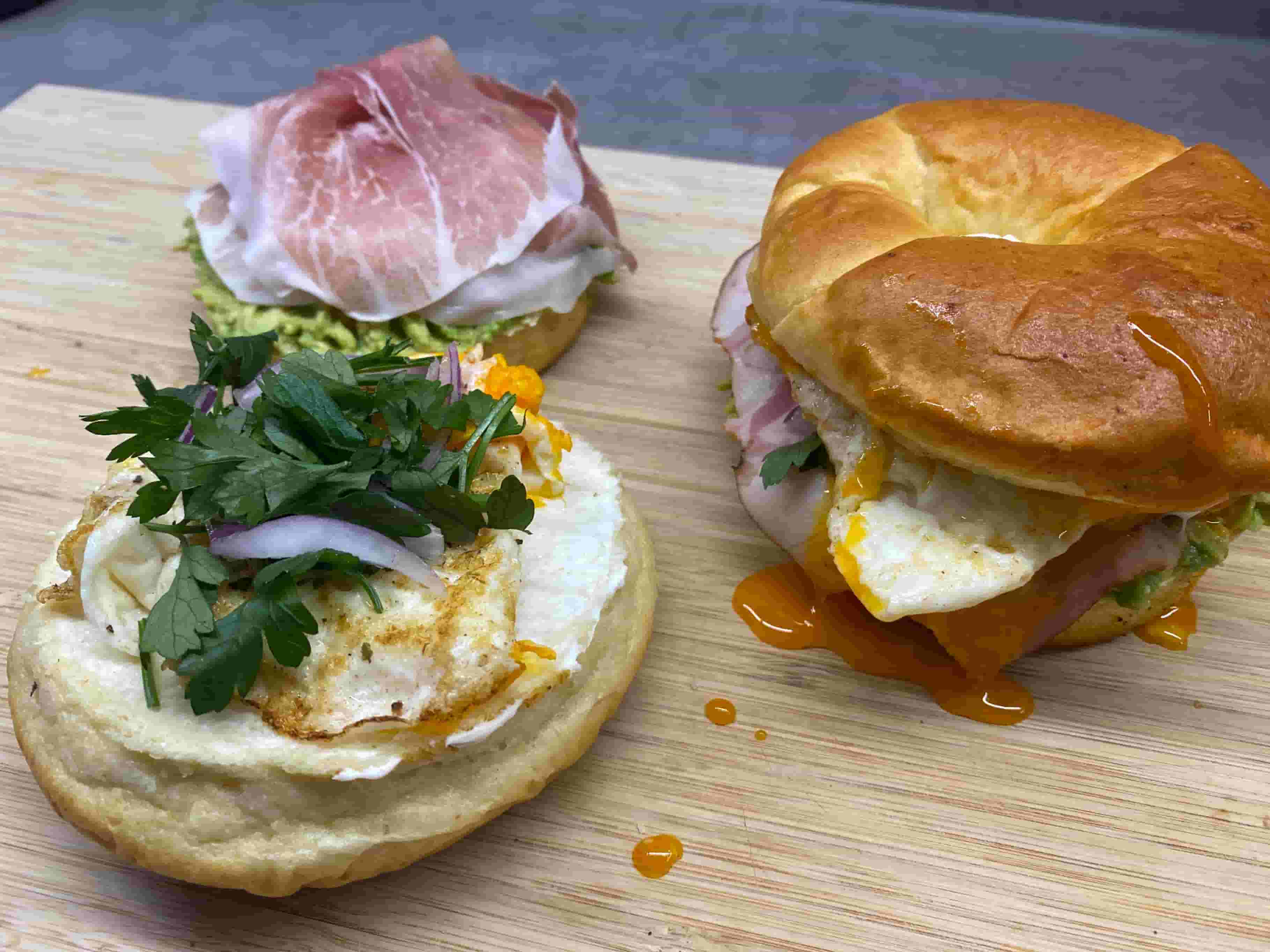 Prosciutto Bagel mit Avocado-Mousse Recipe Image