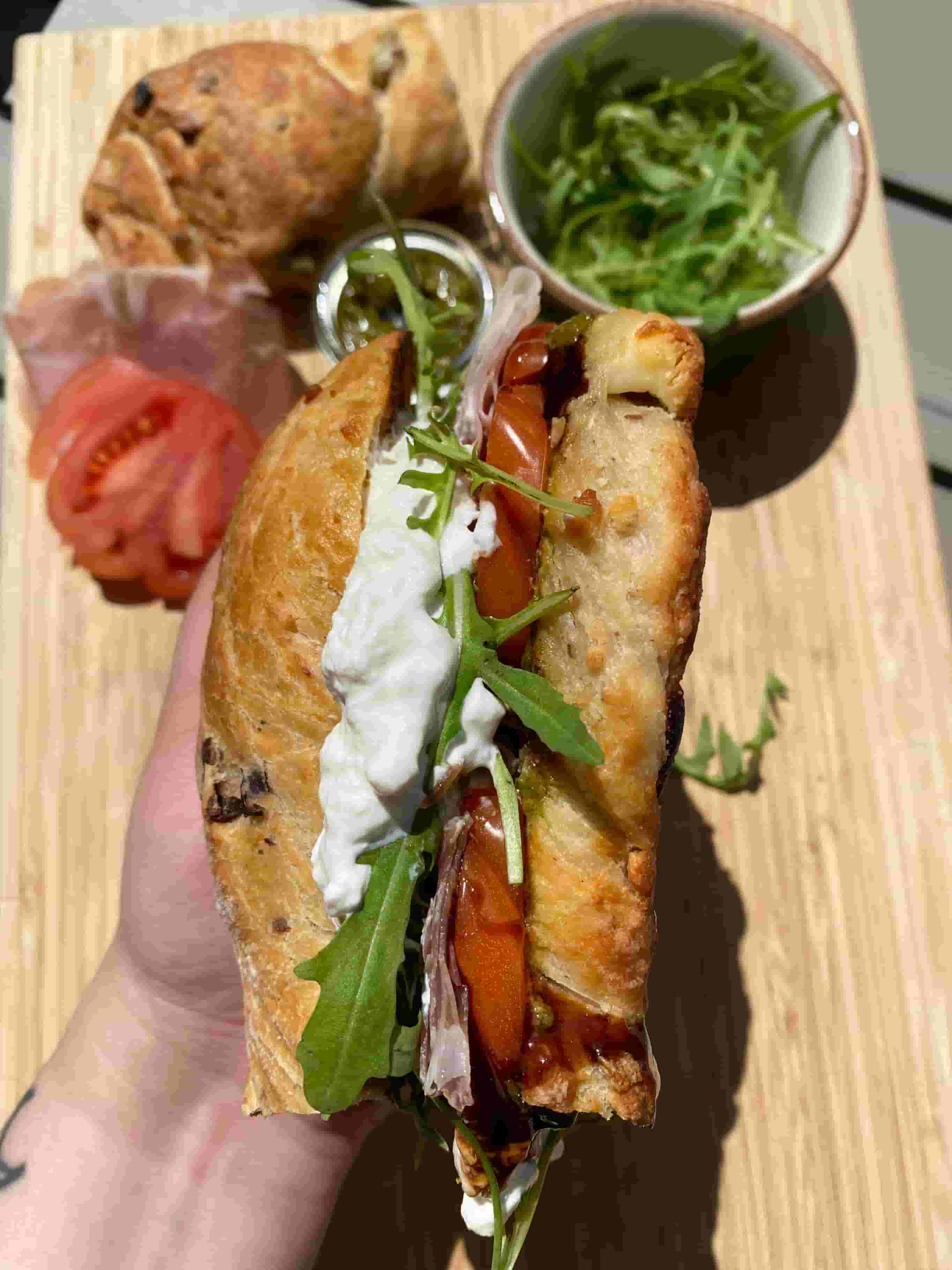 Sándwich de Ciabatta a la Parrilla con Prosciutto y Burrata Recipe Image