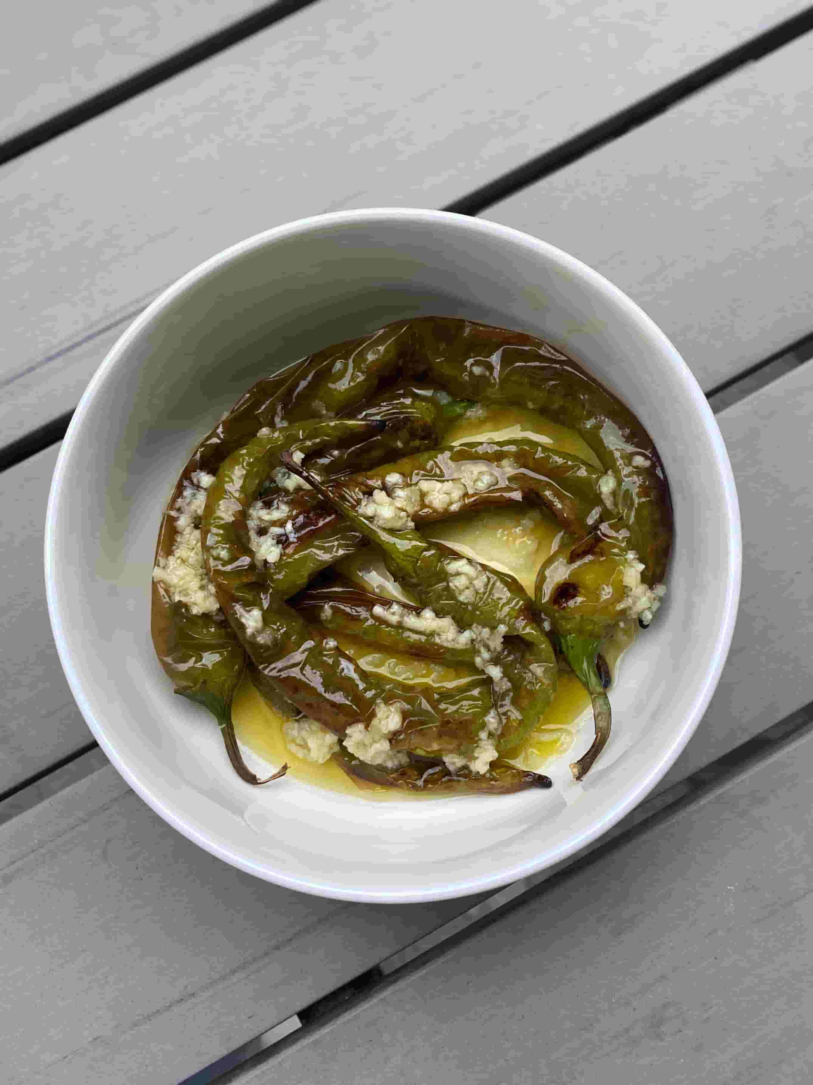 Пикантно предястие от печени зелени чушки Recipe Image