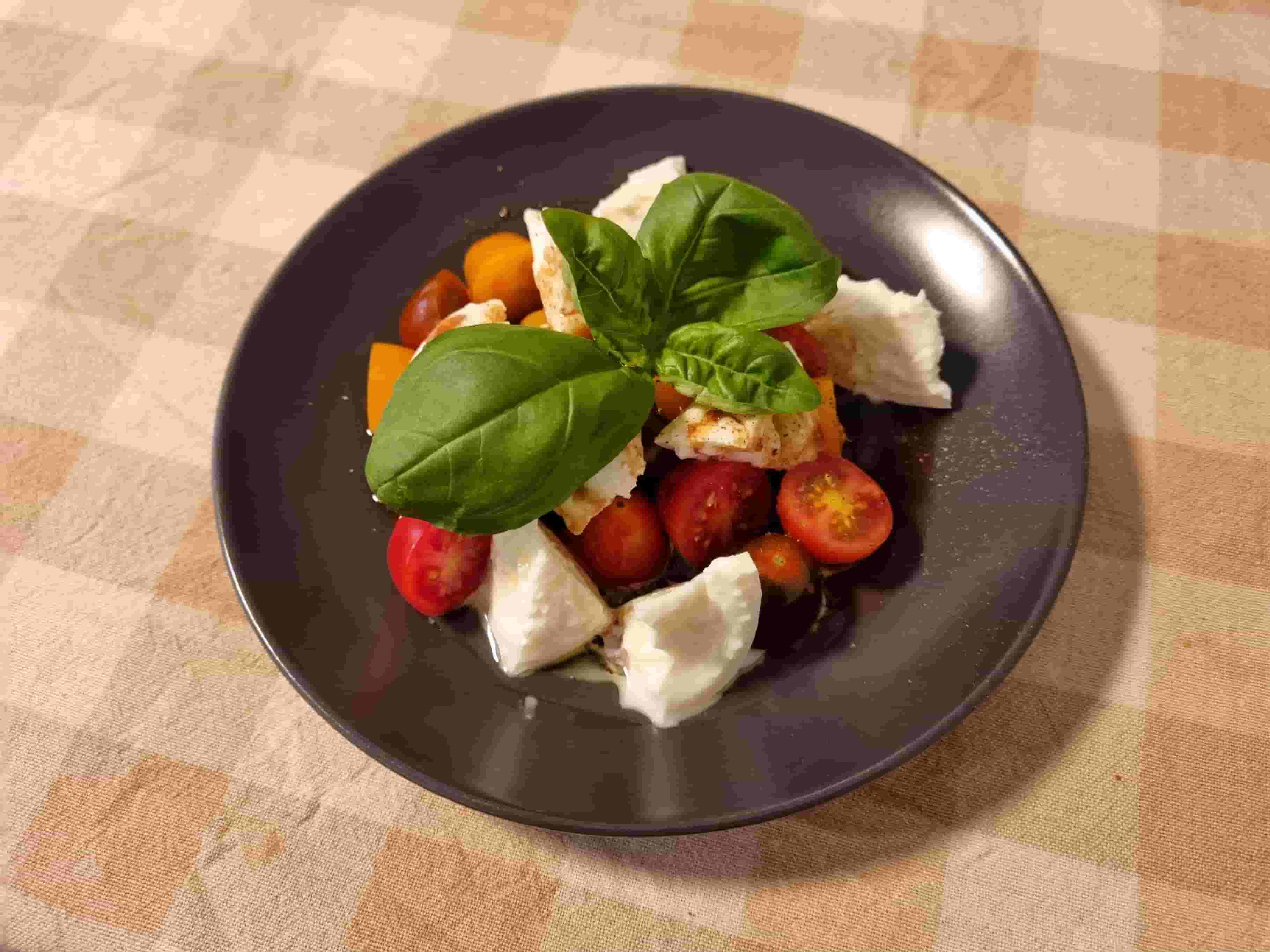Биволска моцарела с пресни чери домати Recipe Image