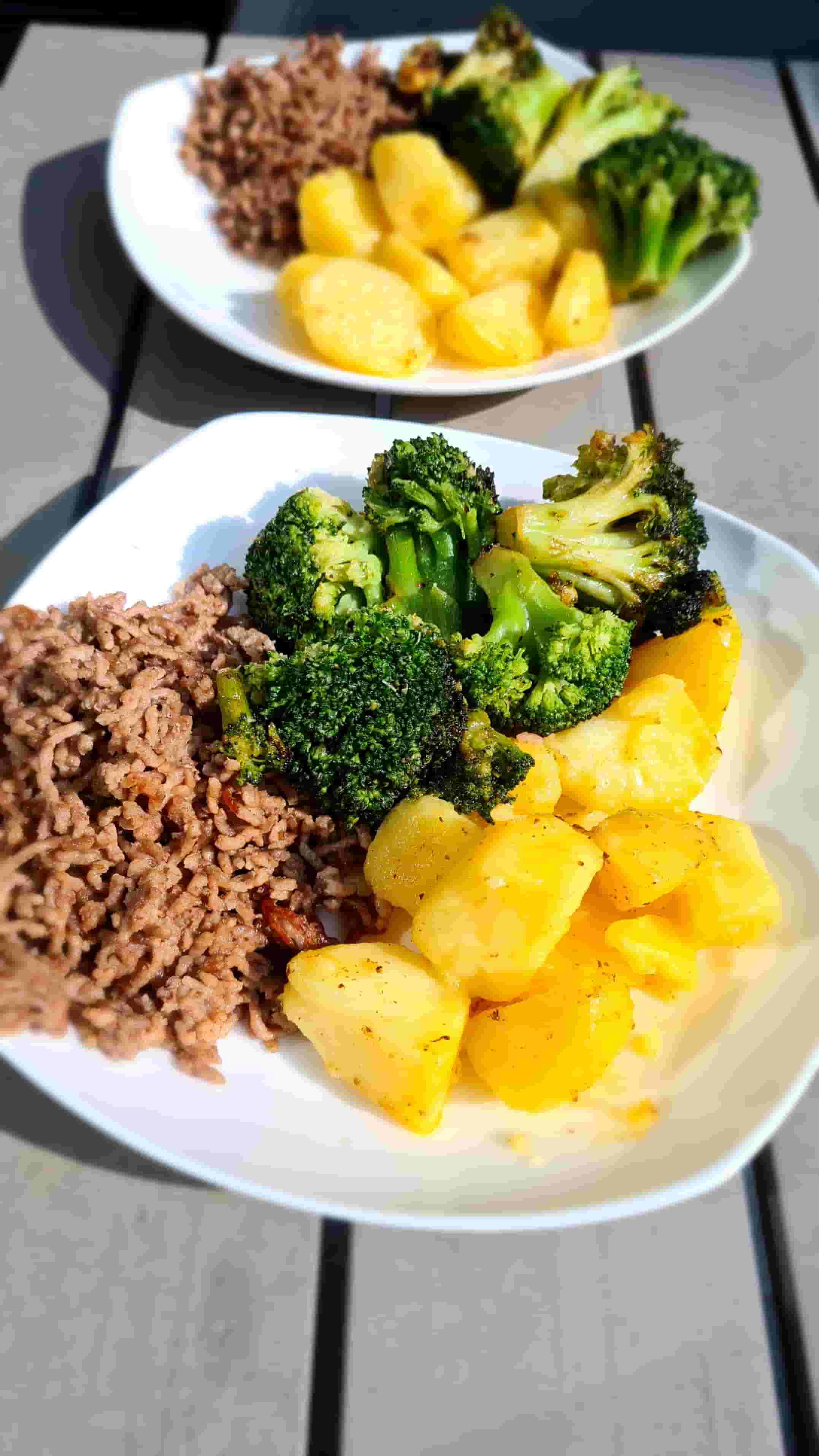 Viande hachée simple avec pommes de terre et brocoli Recipe Image