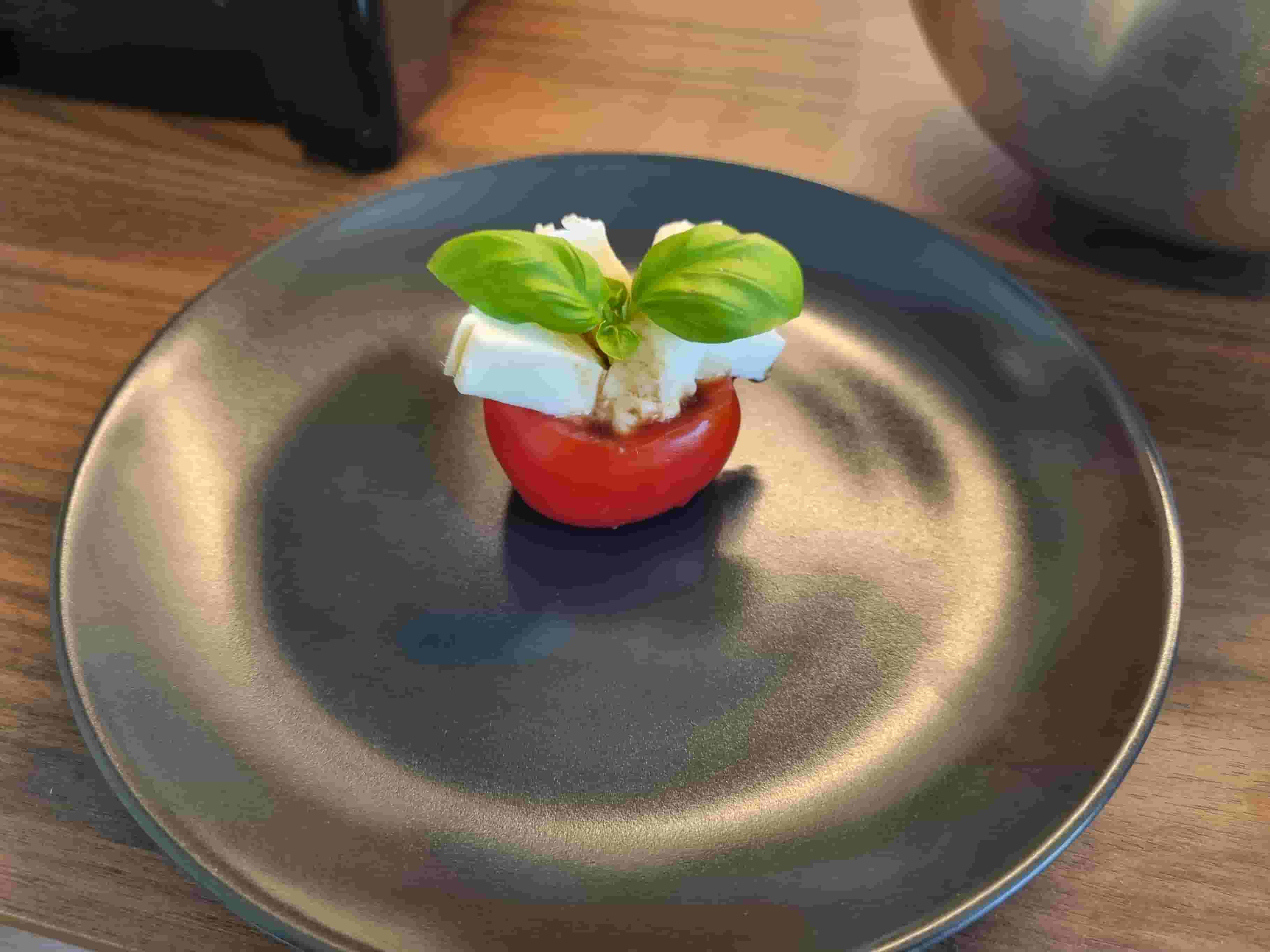 Биволска моцарела с пресни чери домати Recipe Image