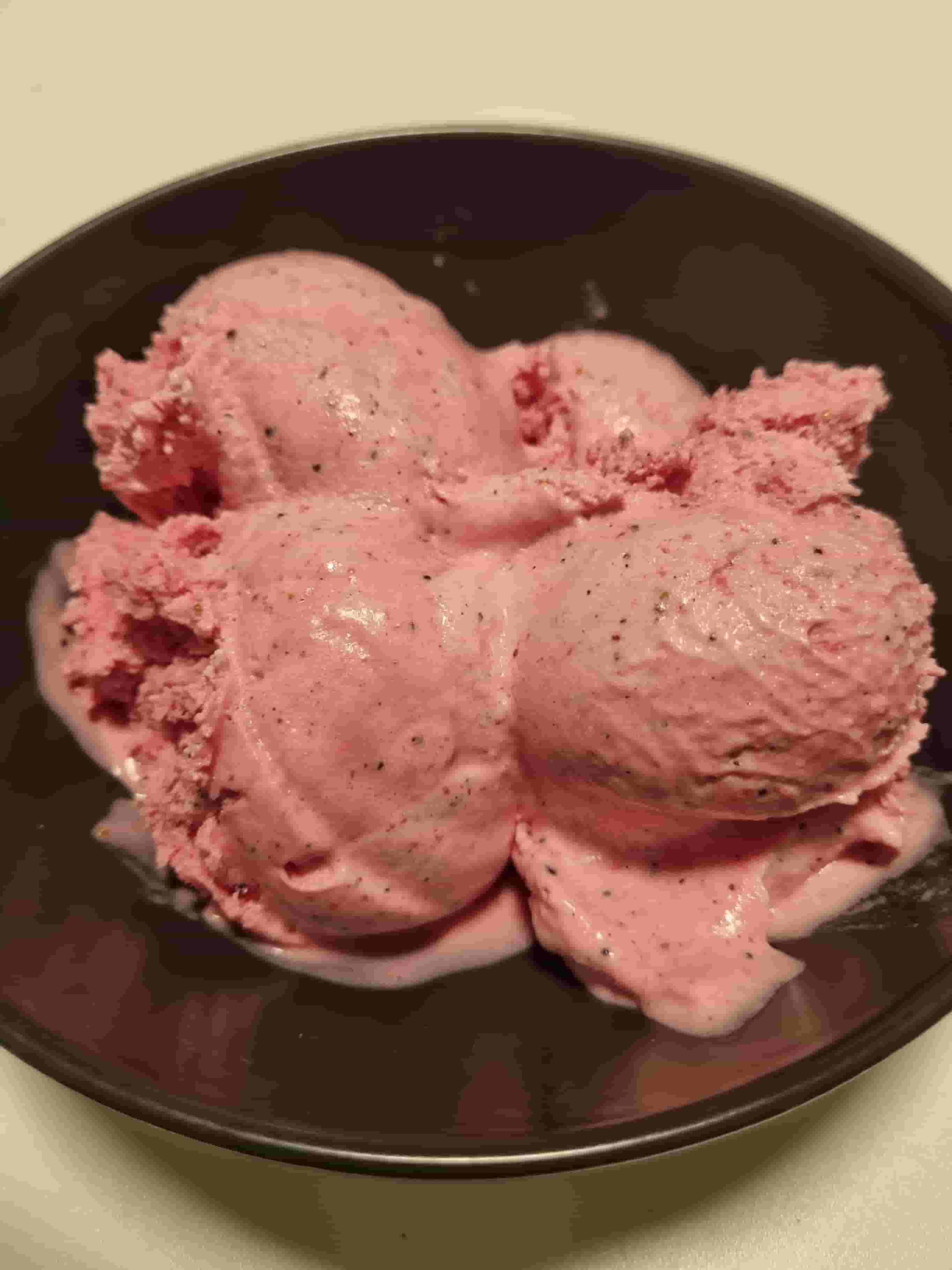 Helado cremoso de pitahaya y fresa Recipe Image
