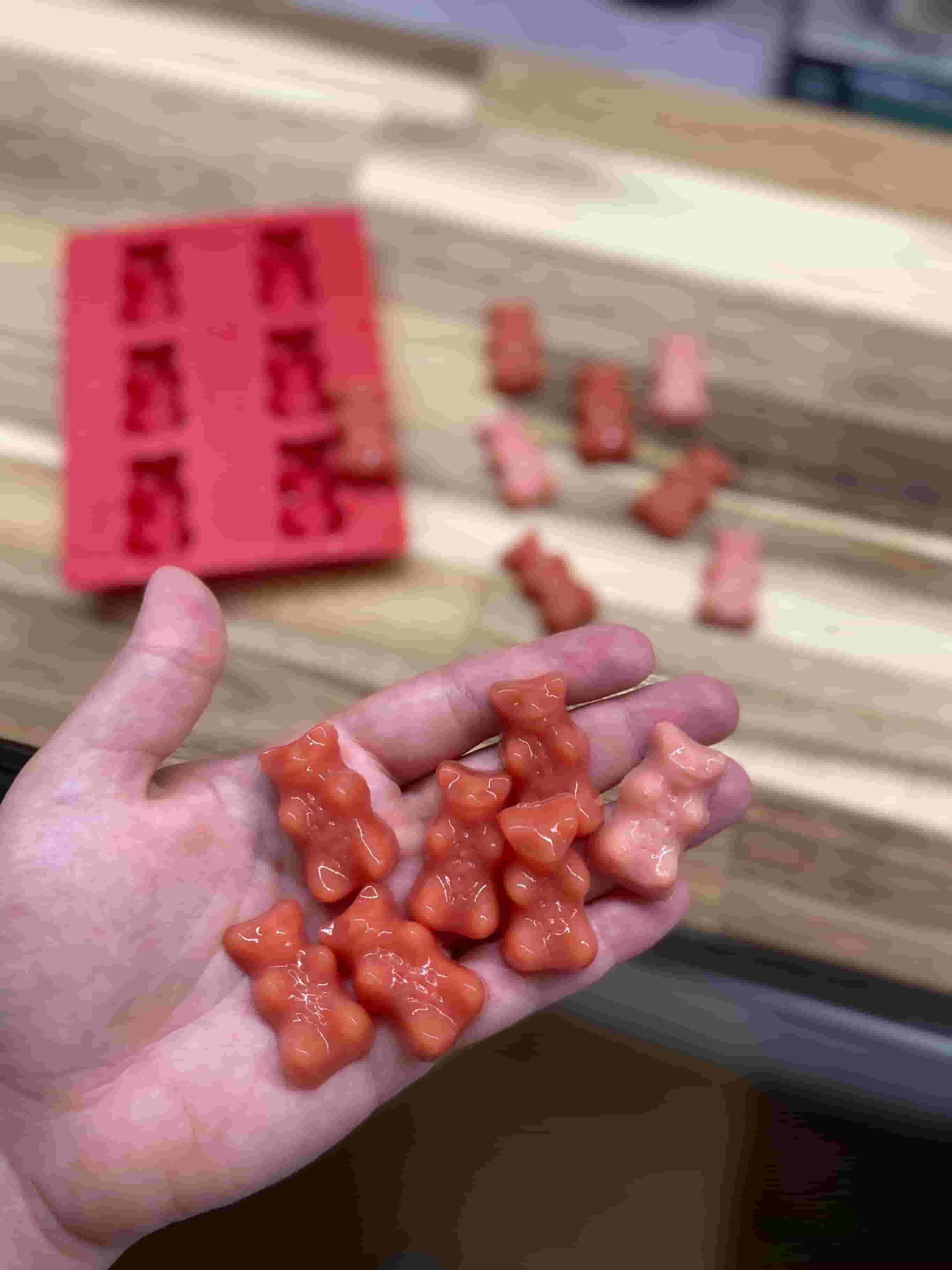 Selbstgemachte proteinreiche Wassermelonen- & Pfirsich-Gummibärchen Recipe Image