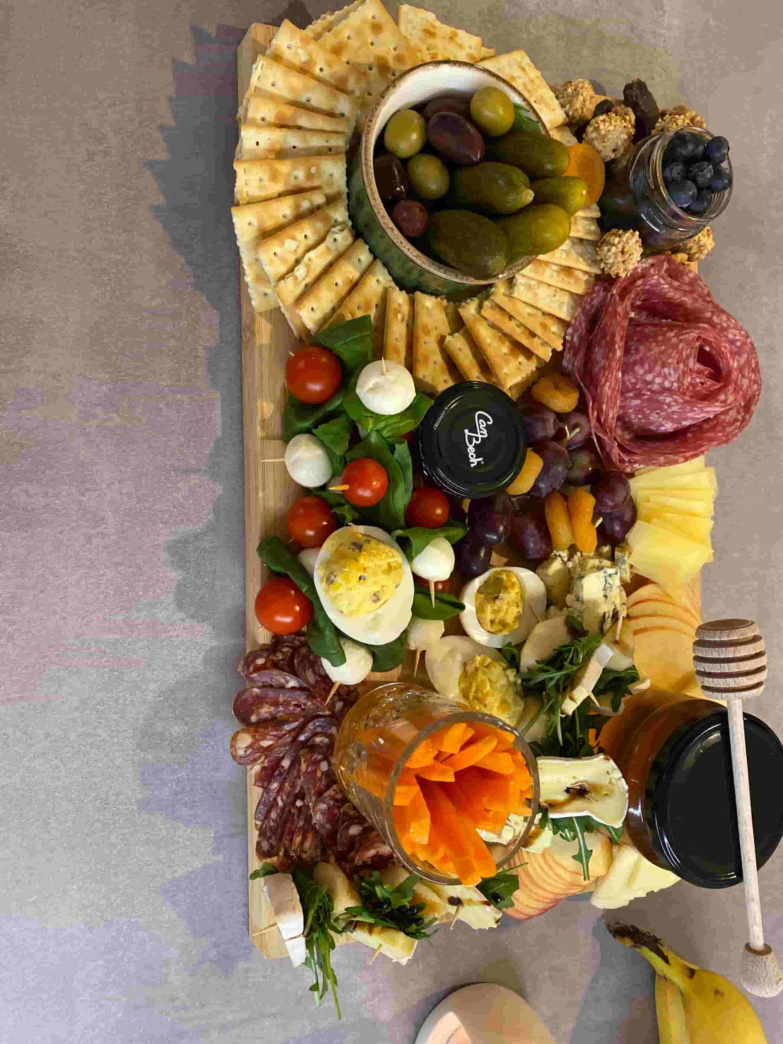 Парти плато със сирена и колбаси Recipe Image
