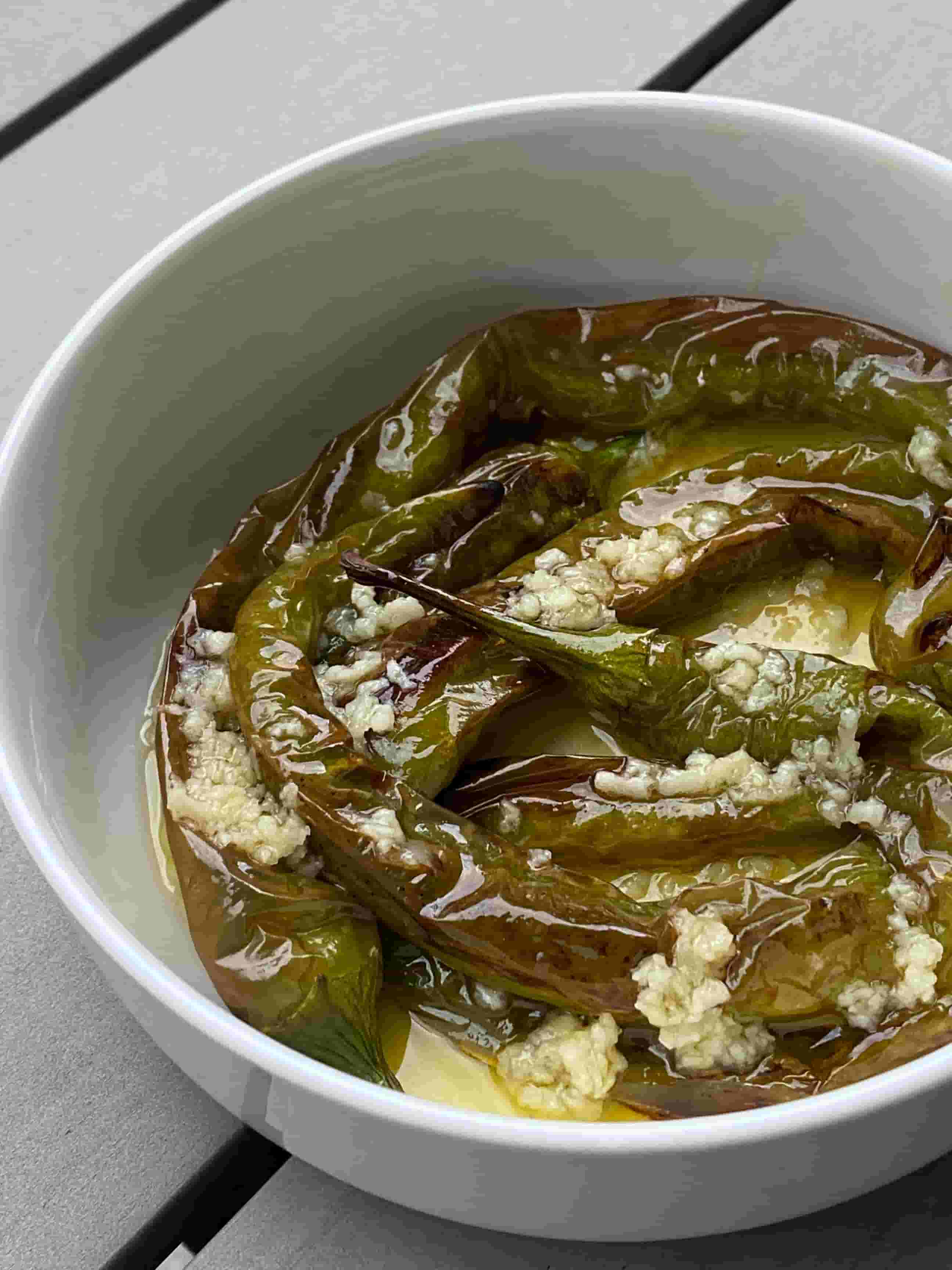 Пикантно предястие от печени зелени чушки Recipe Image