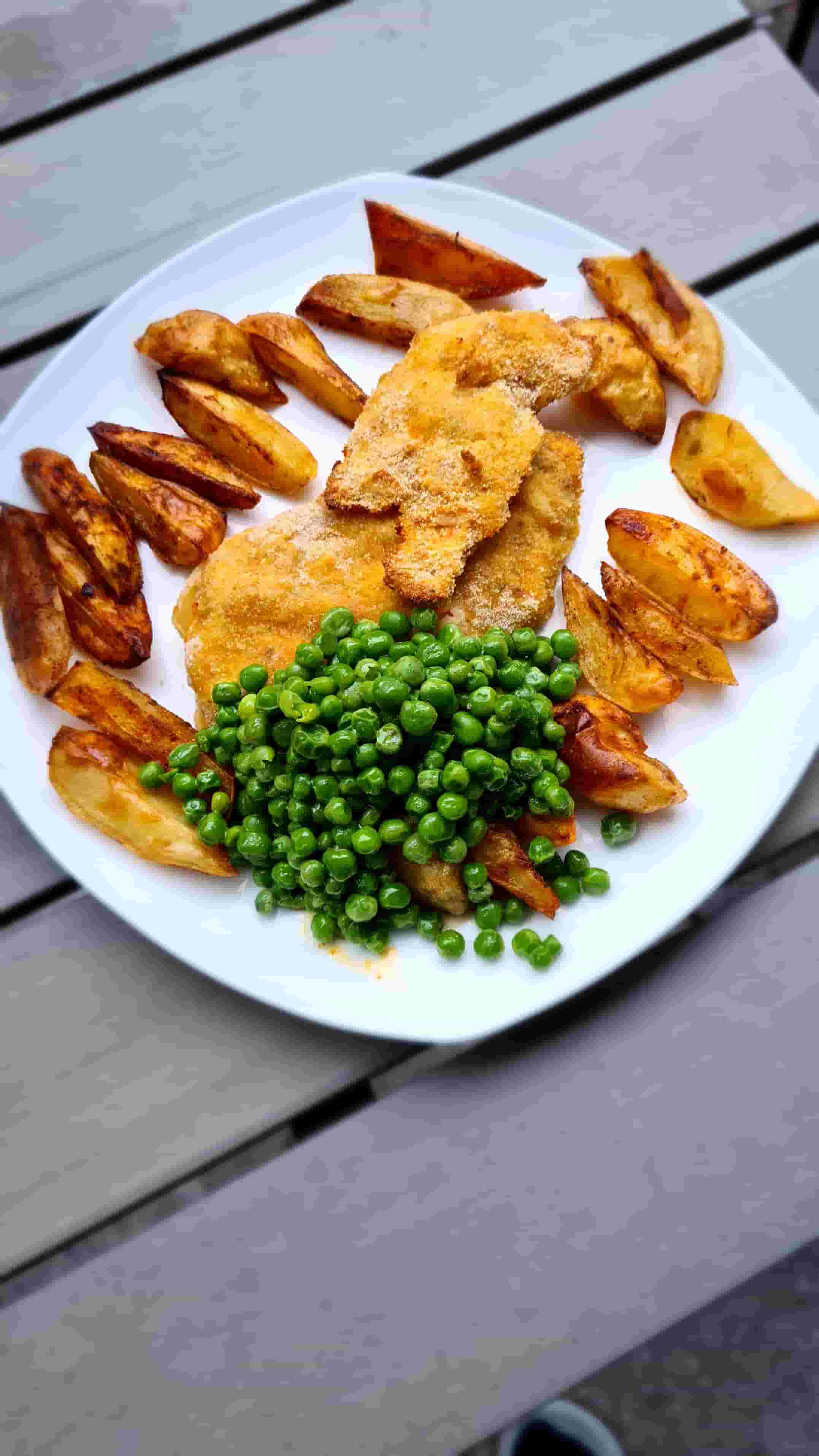 Panierowana pierś z kurczaka z ziemniakami i groszkiem Recipe Image
