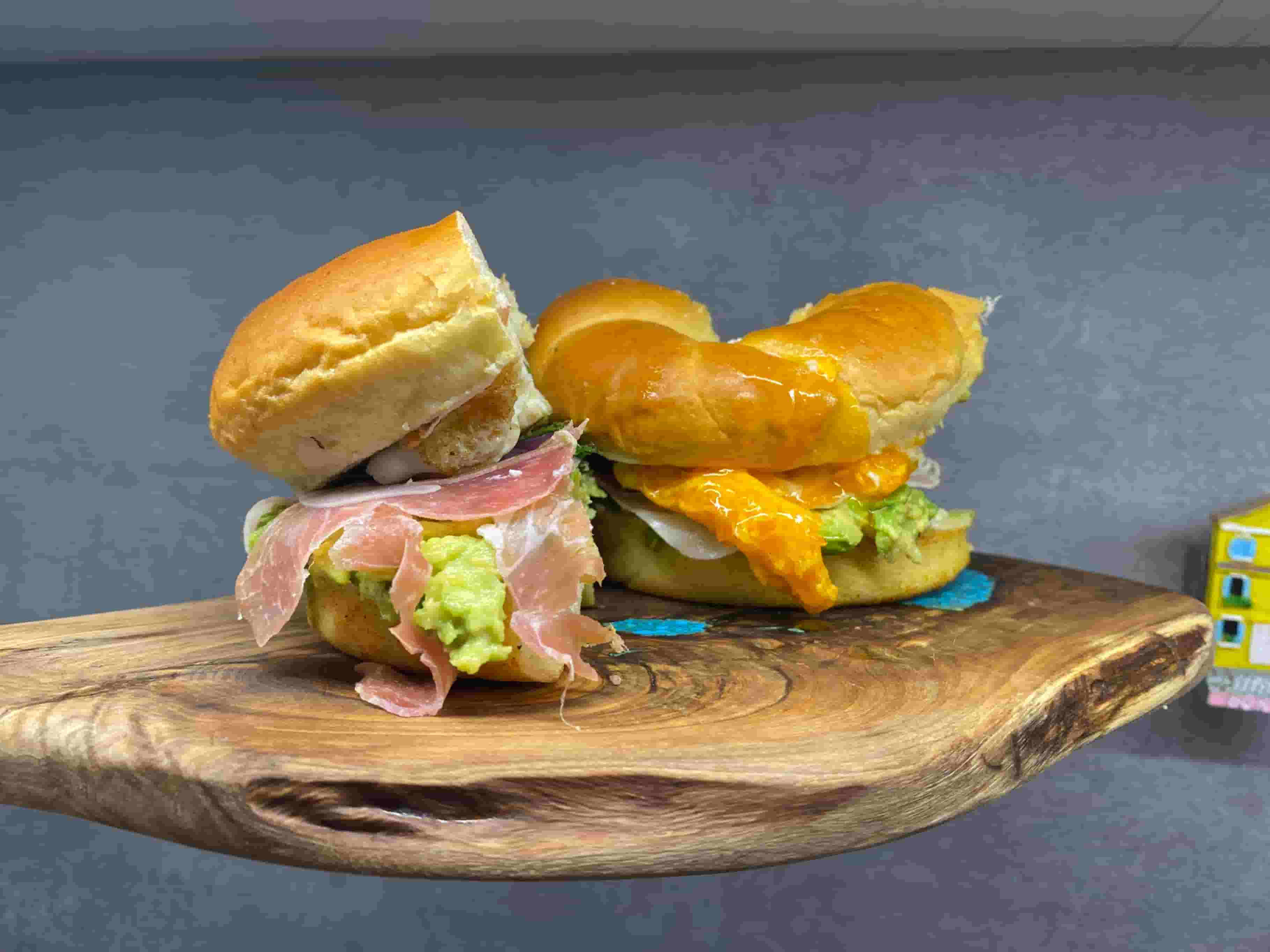 Prosciutto Bagel mit Avocado-Mousse Recipe Image