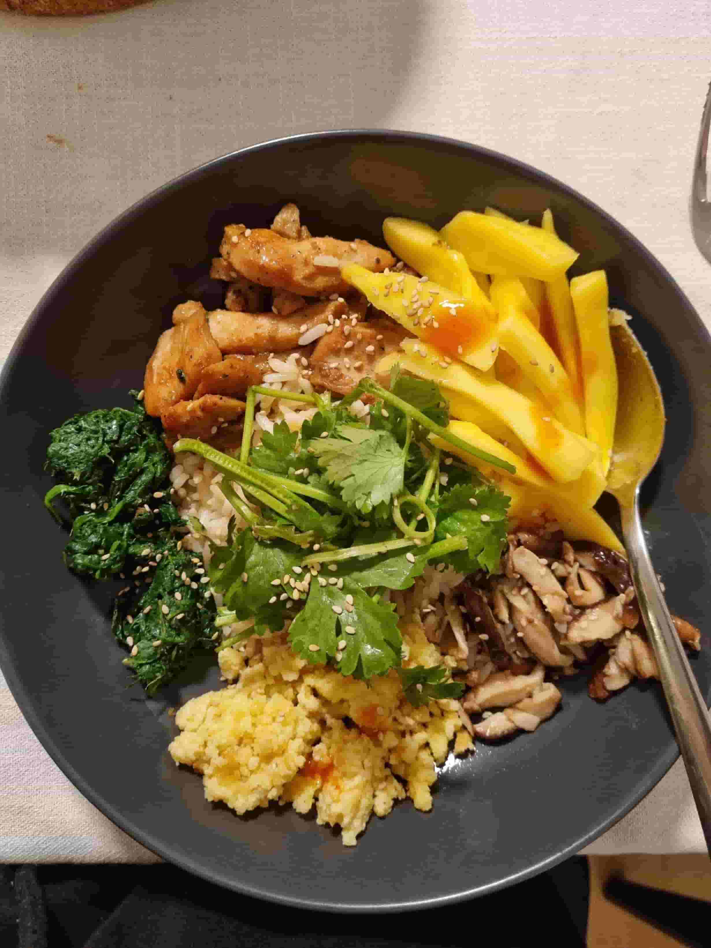 Bowl exótico con pechuga de pollo marinada Recipe Image