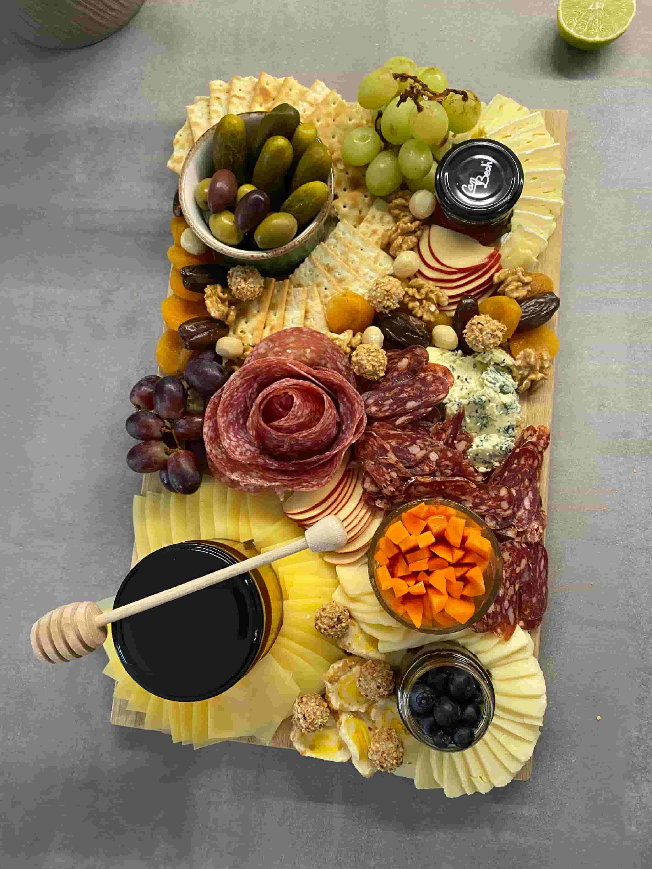 Парти плато със сирена и колбаси Recipe Image