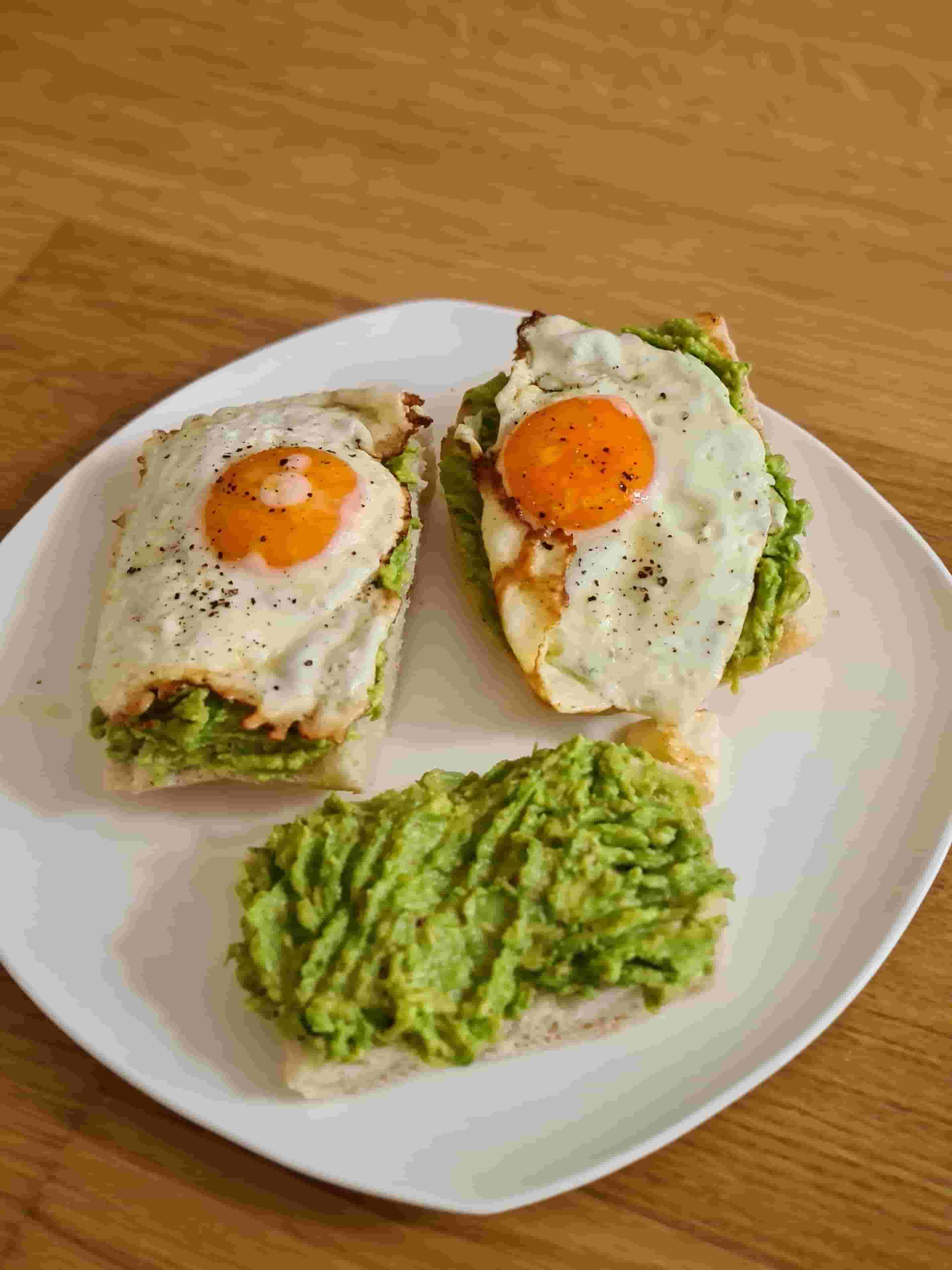 Sándwich de Huevo Frito y Aguacate Recipe Image