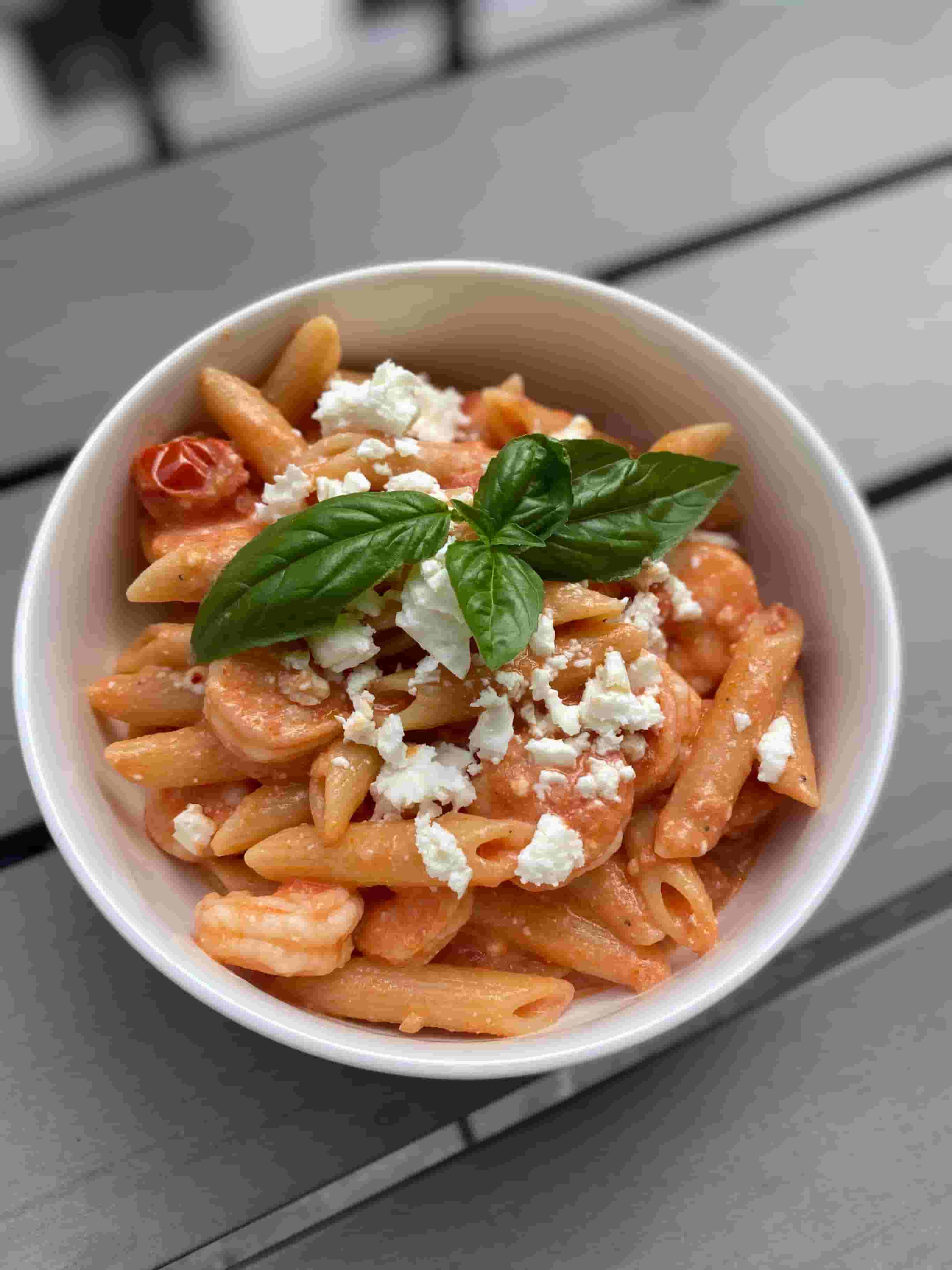 Паста със скариди и сос от фета и домати Recipe Image